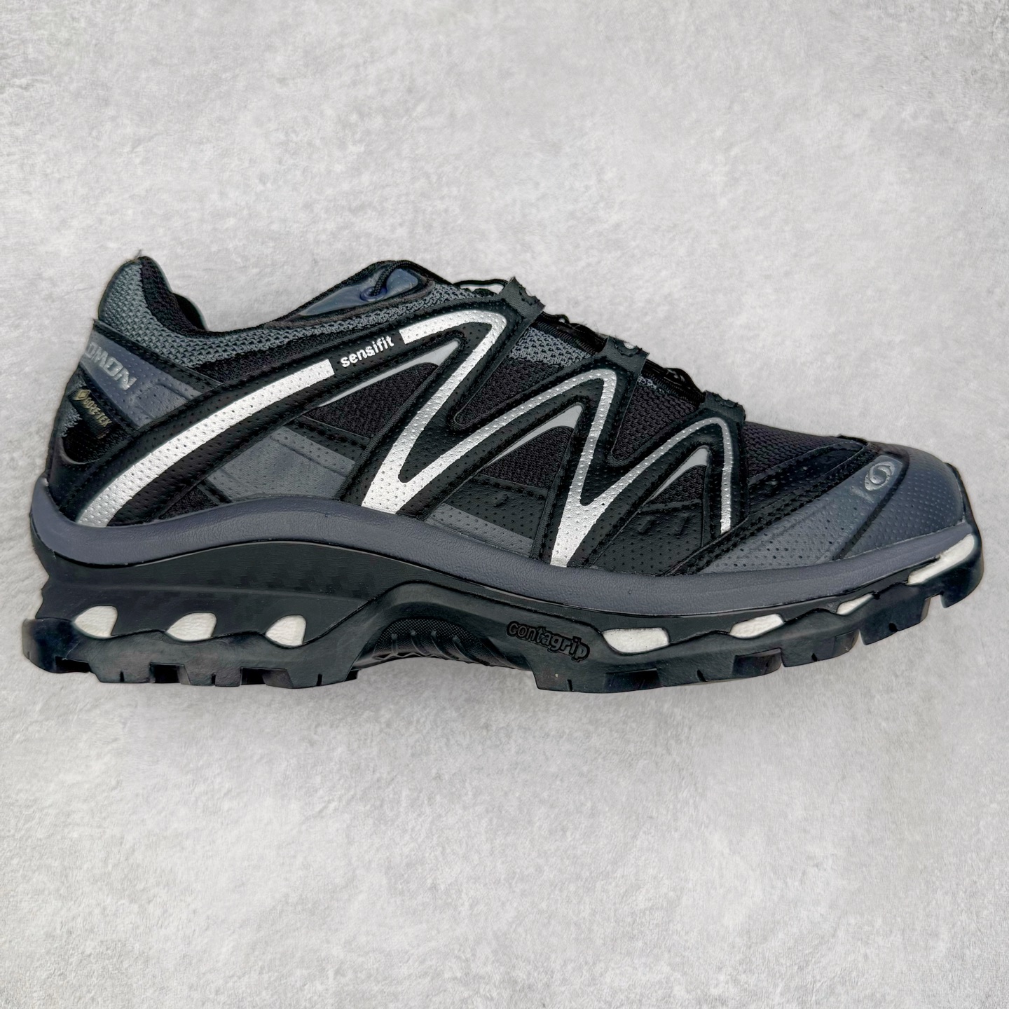 ＃福利特价️ Salomon XT-QUEST ADV 萨洛蒙潮流越野机能户外功能鞋 纯原外贸平台特供订单 耗时半年巨作 全套原纸板楦头开发 原厂特供网布配套加持 确保原汁原味 完美呈现版型 原档数据独家私模五层组合大底 男女鞋同步官方开发至46.5 原装Ortholite轻量化鞋垫 中底布带钢印编号 原厂TPU锁扣 进口港宝加持 后跟自然饱满 还原公司包裹性 基于 SALOMON 初代 XT 鞋身造型并搭载 4D ADVANCED CHASSIS™ 大底打造而成 为这款 XT-QUEST 带来了多项足部控制与保护等功能性 如在运动过程中控制左右晃动的过程而提高稳定性、改善长途越野过程中足中到足尖的过渡、提高感知岩石的精确度以抵抗尖锐物体对脚底的伤害以及采用动态缓冲来增强穿着舒适感 从而减轻疲劳感 使 XT-QUEST 成为一双舒适且安全的户外之履 尺码：36 36.5 37.5 38 38.5 39 40 40.5 41 42 42.5 43 44 44.5 45-选品中心