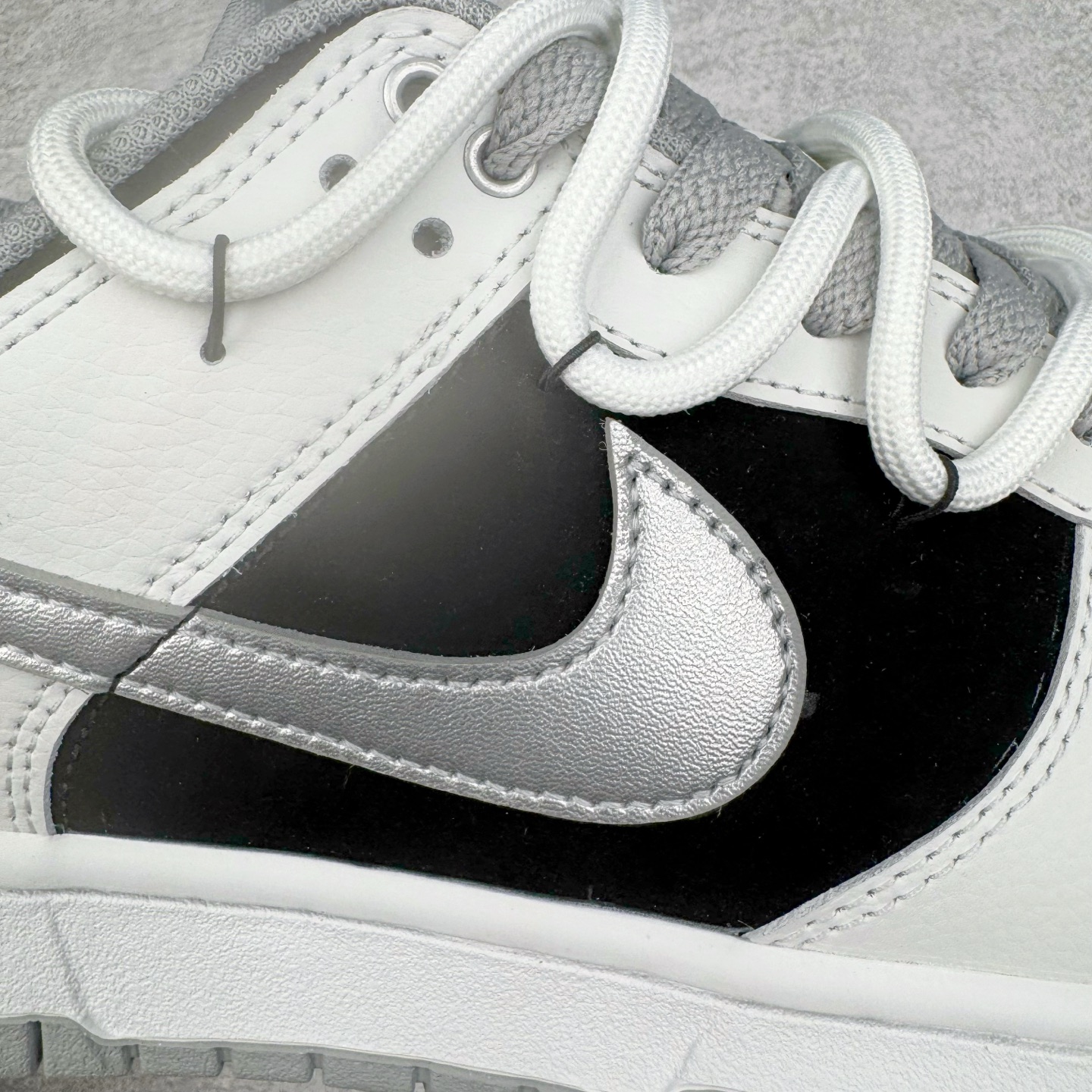 图片[18]-＃YC纯原 NK Dunk Low 星黎 WS0414-025 此款采用经典Dunk Low廓形，以纯粹黑白灰构筑基底，赋予鞋身解构主义层次。鞋身应用荔枝纹立体肌理，勾勒深邃星云纹路，高级黑磨砂皮细致包裹腰身领口，如深邃夜空温柔托起耀眼光芒，低调暗涌高级气场。电镀银 Swoosh 破空而出，宛如星际穿越的流光，瞬间锁定所有目光焦点。定制系列天花板 无原鞋不开发 全系列得物原鞋一比一校对开发 配色持续更新中 终端对接 优势输出 全套原厂楦头原纸板数据档案倾力打造 原汁原味莞产 极致还原 圈内最强针车工艺 高端零售指定版 广东原厂配套原盒原标 鞋盒分三个尺码段 原厂冲刀 超高清洁度 全鞋零毛边皮料切割 采用原厂百宏鞋带以及原厂百宏织唛舌标 内标可供原厂几率过验 进口原装条纹中底布 四线拉帮白色点胶 原厂拉帮手法遵循公司 原厂电绣 极致还原 尺码：36 36.5 37.5 38 38.5 39 40 40.5 41 42 42.5 43 44 44.5 45 46-选品中心