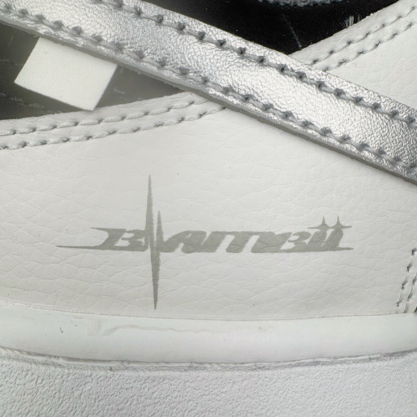 图片[17]-＃YC纯原 NK Dunk Low 星黎 WS0414-025 此款采用经典Dunk Low廓形，以纯粹黑白灰构筑基底，赋予鞋身解构主义层次。鞋身应用荔枝纹立体肌理，勾勒深邃星云纹路，高级黑磨砂皮细致包裹腰身领口，如深邃夜空温柔托起耀眼光芒，低调暗涌高级气场。电镀银 Swoosh 破空而出，宛如星际穿越的流光，瞬间锁定所有目光焦点。定制系列天花板 无原鞋不开发 全系列得物原鞋一比一校对开发 配色持续更新中 终端对接 优势输出 全套原厂楦头原纸板数据档案倾力打造 原汁原味莞产 极致还原 圈内最强针车工艺 高端零售指定版 广东原厂配套原盒原标 鞋盒分三个尺码段 原厂冲刀 超高清洁度 全鞋零毛边皮料切割 采用原厂百宏鞋带以及原厂百宏织唛舌标 内标可供原厂几率过验 进口原装条纹中底布 四线拉帮白色点胶 原厂拉帮手法遵循公司 原厂电绣 极致还原 尺码：36 36.5 37.5 38 38.5 39 40 40.5 41 42 42.5 43 44 44.5 45 46-选品中心