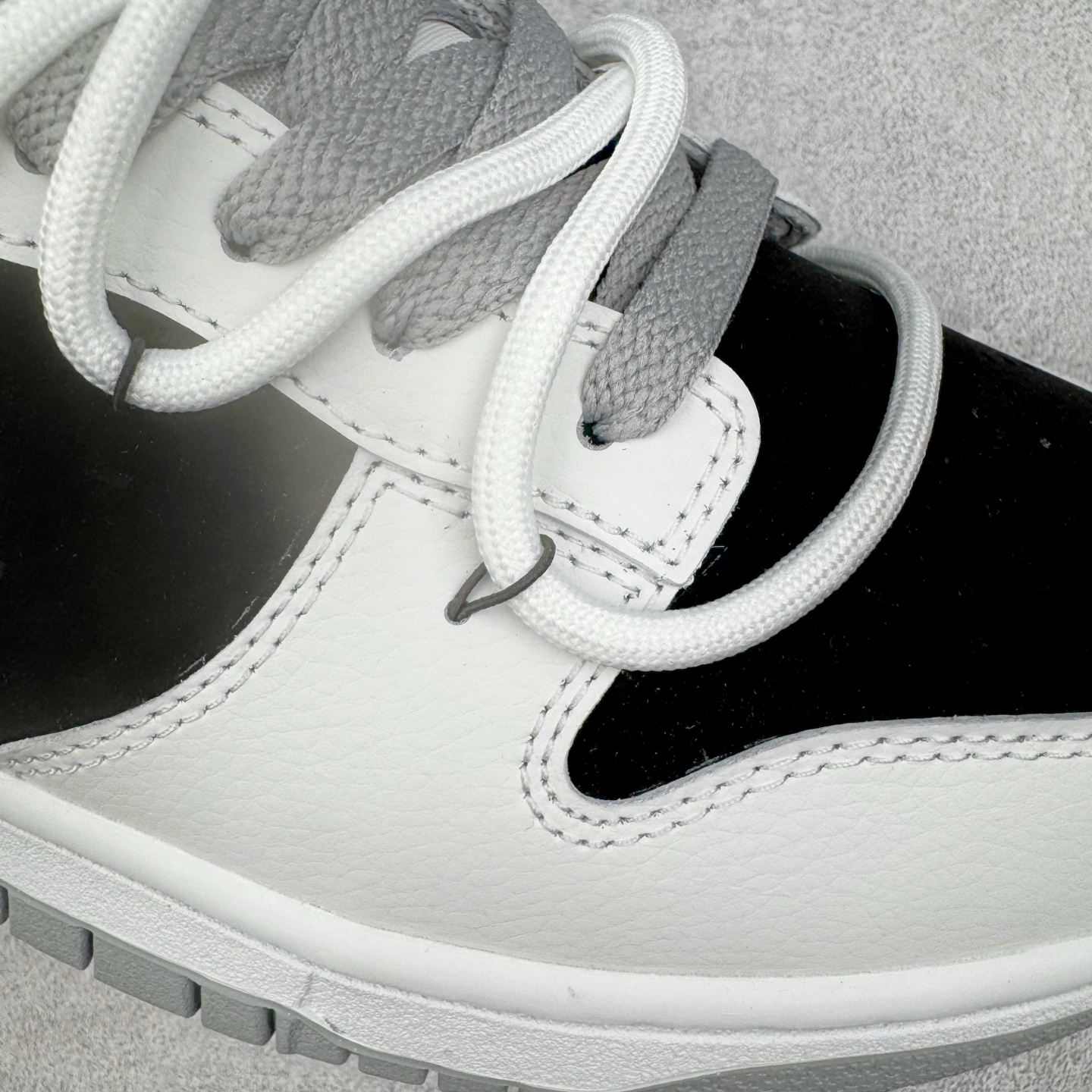 图片[19]-＃YC纯原 NK Dunk Low 星黎 WS0414-025 此款采用经典Dunk Low廓形，以纯粹黑白灰构筑基底，赋予鞋身解构主义层次。鞋身应用荔枝纹立体肌理，勾勒深邃星云纹路，高级黑磨砂皮细致包裹腰身领口，如深邃夜空温柔托起耀眼光芒，低调暗涌高级气场。电镀银 Swoosh 破空而出，宛如星际穿越的流光，瞬间锁定所有目光焦点。定制系列天花板 无原鞋不开发 全系列得物原鞋一比一校对开发 配色持续更新中 终端对接 优势输出 全套原厂楦头原纸板数据档案倾力打造 原汁原味莞产 极致还原 圈内最强针车工艺 高端零售指定版 广东原厂配套原盒原标 鞋盒分三个尺码段 原厂冲刀 超高清洁度 全鞋零毛边皮料切割 采用原厂百宏鞋带以及原厂百宏织唛舌标 内标可供原厂几率过验 进口原装条纹中底布 四线拉帮白色点胶 原厂拉帮手法遵循公司 原厂电绣 极致还原 尺码：36 36.5 37.5 38 38.5 39 40 40.5 41 42 42.5 43 44 44.5 45 46-选品中心