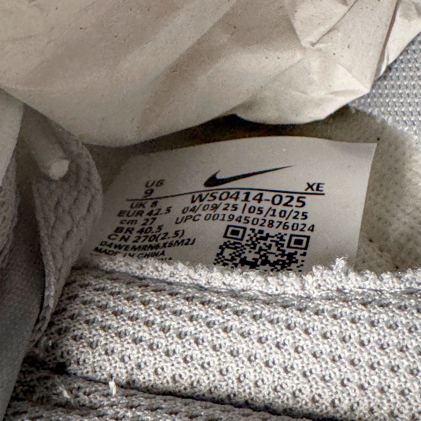 图片[12]-＃YC纯原 NK Dunk Low 星黎 WS0414-025 此款采用经典Dunk Low廓形，以纯粹黑白灰构筑基底，赋予鞋身解构主义层次。鞋身应用荔枝纹立体肌理，勾勒深邃星云纹路，高级黑磨砂皮细致包裹腰身领口，如深邃夜空温柔托起耀眼光芒，低调暗涌高级气场。电镀银 Swoosh 破空而出，宛如星际穿越的流光，瞬间锁定所有目光焦点。定制系列天花板 无原鞋不开发 全系列得物原鞋一比一校对开发 配色持续更新中 终端对接 优势输出 全套原厂楦头原纸板数据档案倾力打造 原汁原味莞产 极致还原 圈内最强针车工艺 高端零售指定版 广东原厂配套原盒原标 鞋盒分三个尺码段 原厂冲刀 超高清洁度 全鞋零毛边皮料切割 采用原厂百宏鞋带以及原厂百宏织唛舌标 内标可供原厂几率过验 进口原装条纹中底布 四线拉帮白色点胶 原厂拉帮手法遵循公司 原厂电绣 极致还原 尺码：36 36.5 37.5 38 38.5 39 40 40.5 41 42 42.5 43 44 44.5 45 46-选品中心