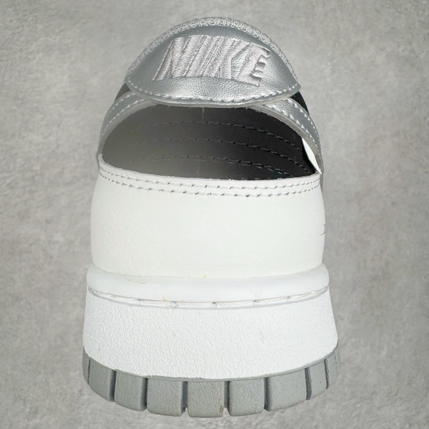 图片[8]-＃YC纯原 NK Dunk Low 星黎 WS0414-025 此款采用经典Dunk Low廓形，以纯粹黑白灰构筑基底，赋予鞋身解构主义层次。鞋身应用荔枝纹立体肌理，勾勒深邃星云纹路，高级黑磨砂皮细致包裹腰身领口，如深邃夜空温柔托起耀眼光芒，低调暗涌高级气场。电镀银 Swoosh 破空而出，宛如星际穿越的流光，瞬间锁定所有目光焦点。定制系列天花板 无原鞋不开发 全系列得物原鞋一比一校对开发 配色持续更新中 终端对接 优势输出 全套原厂楦头原纸板数据档案倾力打造 原汁原味莞产 极致还原 圈内最强针车工艺 高端零售指定版 广东原厂配套原盒原标 鞋盒分三个尺码段 原厂冲刀 超高清洁度 全鞋零毛边皮料切割 采用原厂百宏鞋带以及原厂百宏织唛舌标 内标可供原厂几率过验 进口原装条纹中底布 四线拉帮白色点胶 原厂拉帮手法遵循公司 原厂电绣 极致还原 尺码：36 36.5 37.5 38 38.5 39 40 40.5 41 42 42.5 43 44 44.5 45 46-选品中心