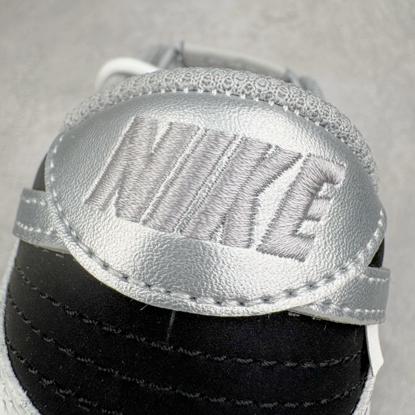 图片[15]-＃YC纯原 NK Dunk Low 星黎 WS0414-025 此款采用经典Dunk Low廓形，以纯粹黑白灰构筑基底，赋予鞋身解构主义层次。鞋身应用荔枝纹立体肌理，勾勒深邃星云纹路，高级黑磨砂皮细致包裹腰身领口，如深邃夜空温柔托起耀眼光芒，低调暗涌高级气场。电镀银 Swoosh 破空而出，宛如星际穿越的流光，瞬间锁定所有目光焦点。定制系列天花板 无原鞋不开发 全系列得物原鞋一比一校对开发 配色持续更新中 终端对接 优势输出 全套原厂楦头原纸板数据档案倾力打造 原汁原味莞产 极致还原 圈内最强针车工艺 高端零售指定版 广东原厂配套原盒原标 鞋盒分三个尺码段 原厂冲刀 超高清洁度 全鞋零毛边皮料切割 采用原厂百宏鞋带以及原厂百宏织唛舌标 内标可供原厂几率过验 进口原装条纹中底布 四线拉帮白色点胶 原厂拉帮手法遵循公司 原厂电绣 极致还原 尺码：36 36.5 37.5 38 38.5 39 40 40.5 41 42 42.5 43 44 44.5 45 46-选品中心