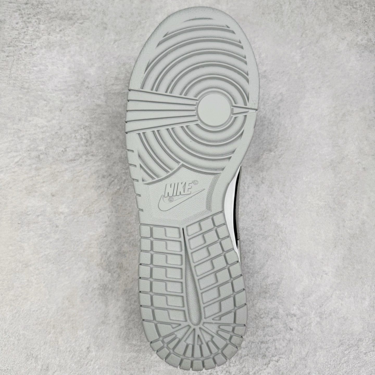 图片[9]-＃YC纯原 NK Dunk Low 星黎 WS0414-025 此款采用经典Dunk Low廓形，以纯粹黑白灰构筑基底，赋予鞋身解构主义层次。鞋身应用荔枝纹立体肌理，勾勒深邃星云纹路，高级黑磨砂皮细致包裹腰身领口，如深邃夜空温柔托起耀眼光芒，低调暗涌高级气场。电镀银 Swoosh 破空而出，宛如星际穿越的流光，瞬间锁定所有目光焦点。定制系列天花板 无原鞋不开发 全系列得物原鞋一比一校对开发 配色持续更新中 终端对接 优势输出 全套原厂楦头原纸板数据档案倾力打造 原汁原味莞产 极致还原 圈内最强针车工艺 高端零售指定版 广东原厂配套原盒原标 鞋盒分三个尺码段 原厂冲刀 超高清洁度 全鞋零毛边皮料切割 采用原厂百宏鞋带以及原厂百宏织唛舌标 内标可供原厂几率过验 进口原装条纹中底布 四线拉帮白色点胶 原厂拉帮手法遵循公司 原厂电绣 极致还原 尺码：36 36.5 37.5 38 38.5 39 40 40.5 41 42 42.5 43 44 44.5 45 46-选品中心