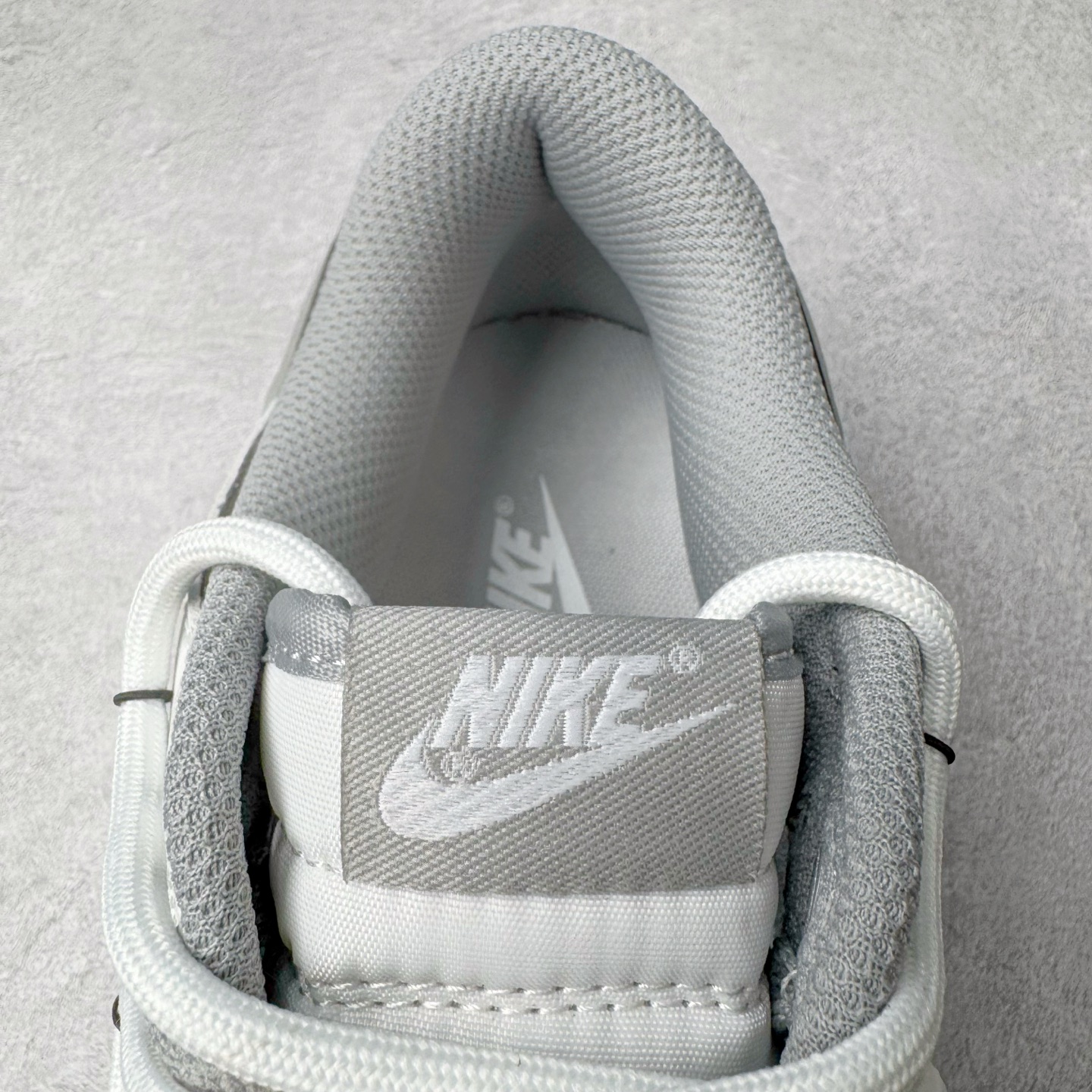 图片[13]-＃YC纯原 NK Dunk Low 星黎 WS0414-025 此款采用经典Dunk Low廓形，以纯粹黑白灰构筑基底，赋予鞋身解构主义层次。鞋身应用荔枝纹立体肌理，勾勒深邃星云纹路，高级黑磨砂皮细致包裹腰身领口，如深邃夜空温柔托起耀眼光芒，低调暗涌高级气场。电镀银 Swoosh 破空而出，宛如星际穿越的流光，瞬间锁定所有目光焦点。定制系列天花板 无原鞋不开发 全系列得物原鞋一比一校对开发 配色持续更新中 终端对接 优势输出 全套原厂楦头原纸板数据档案倾力打造 原汁原味莞产 极致还原 圈内最强针车工艺 高端零售指定版 广东原厂配套原盒原标 鞋盒分三个尺码段 原厂冲刀 超高清洁度 全鞋零毛边皮料切割 采用原厂百宏鞋带以及原厂百宏织唛舌标 内标可供原厂几率过验 进口原装条纹中底布 四线拉帮白色点胶 原厂拉帮手法遵循公司 原厂电绣 极致还原 尺码：36 36.5 37.5 38 38.5 39 40 40.5 41 42 42.5 43 44 44.5 45 46-选品中心