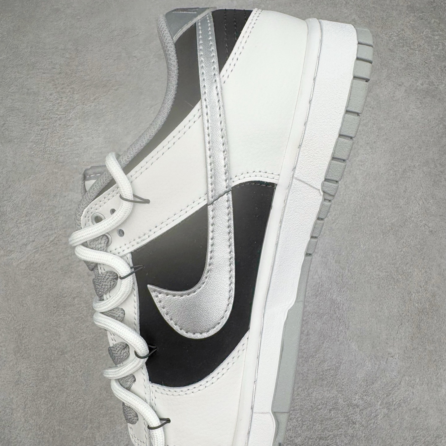 图片[7]-＃YC纯原 NK Dunk Low 星黎 WS0414-025 此款采用经典Dunk Low廓形，以纯粹黑白灰构筑基底，赋予鞋身解构主义层次。鞋身应用荔枝纹立体肌理，勾勒深邃星云纹路，高级黑磨砂皮细致包裹腰身领口，如深邃夜空温柔托起耀眼光芒，低调暗涌高级气场。电镀银 Swoosh 破空而出，宛如星际穿越的流光，瞬间锁定所有目光焦点。定制系列天花板 无原鞋不开发 全系列得物原鞋一比一校对开发 配色持续更新中 终端对接 优势输出 全套原厂楦头原纸板数据档案倾力打造 原汁原味莞产 极致还原 圈内最强针车工艺 高端零售指定版 广东原厂配套原盒原标 鞋盒分三个尺码段 原厂冲刀 超高清洁度 全鞋零毛边皮料切割 采用原厂百宏鞋带以及原厂百宏织唛舌标 内标可供原厂几率过验 进口原装条纹中底布 四线拉帮白色点胶 原厂拉帮手法遵循公司 原厂电绣 极致还原 尺码：36 36.5 37.5 38 38.5 39 40 40.5 41 42 42.5 43 44 44.5 45 46-选品中心