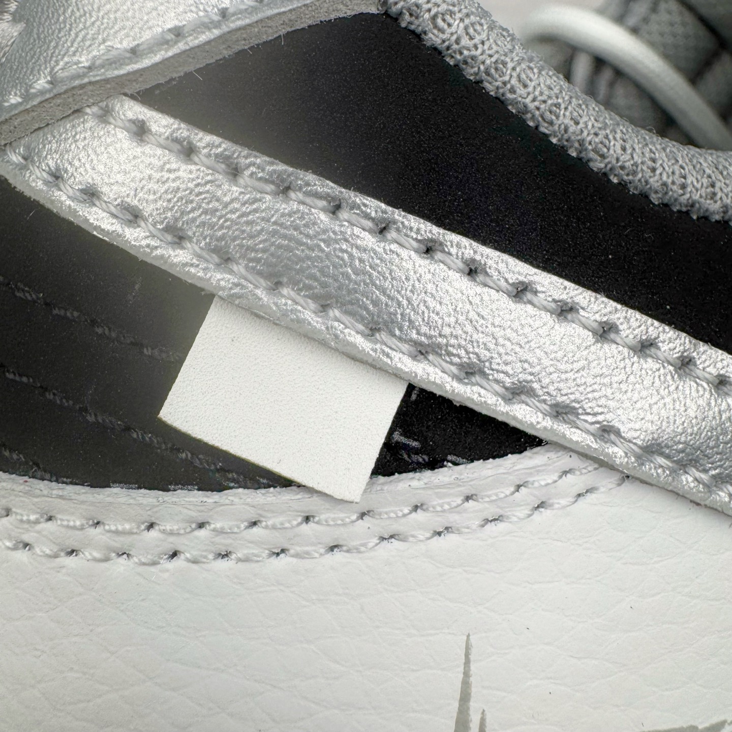 图片[16]-＃YC纯原 NK Dunk Low 星黎 WS0414-025 此款采用经典Dunk Low廓形，以纯粹黑白灰构筑基底，赋予鞋身解构主义层次。鞋身应用荔枝纹立体肌理，勾勒深邃星云纹路，高级黑磨砂皮细致包裹腰身领口，如深邃夜空温柔托起耀眼光芒，低调暗涌高级气场。电镀银 Swoosh 破空而出，宛如星际穿越的流光，瞬间锁定所有目光焦点。定制系列天花板 无原鞋不开发 全系列得物原鞋一比一校对开发 配色持续更新中 终端对接 优势输出 全套原厂楦头原纸板数据档案倾力打造 原汁原味莞产 极致还原 圈内最强针车工艺 高端零售指定版 广东原厂配套原盒原标 鞋盒分三个尺码段 原厂冲刀 超高清洁度 全鞋零毛边皮料切割 采用原厂百宏鞋带以及原厂百宏织唛舌标 内标可供原厂几率过验 进口原装条纹中底布 四线拉帮白色点胶 原厂拉帮手法遵循公司 原厂电绣 极致还原 尺码：36 36.5 37.5 38 38.5 39 40 40.5 41 42 42.5 43 44 44.5 45 46-选品中心