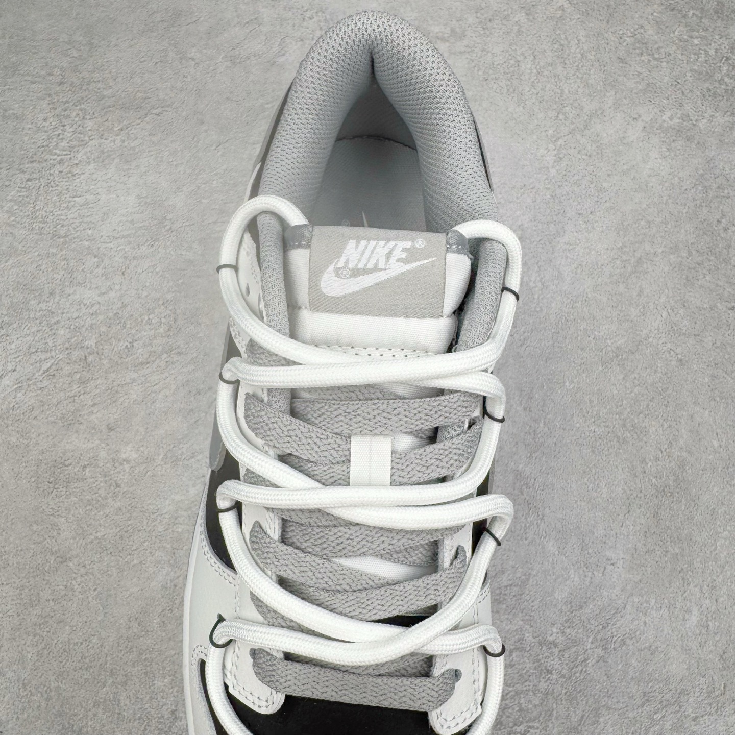 图片[5]-＃YC纯原 NK Dunk Low 星黎 WS0414-025 此款采用经典Dunk Low廓形，以纯粹黑白灰构筑基底，赋予鞋身解构主义层次。鞋身应用荔枝纹立体肌理，勾勒深邃星云纹路，高级黑磨砂皮细致包裹腰身领口，如深邃夜空温柔托起耀眼光芒，低调暗涌高级气场。电镀银 Swoosh 破空而出，宛如星际穿越的流光，瞬间锁定所有目光焦点。定制系列天花板 无原鞋不开发 全系列得物原鞋一比一校对开发 配色持续更新中 终端对接 优势输出 全套原厂楦头原纸板数据档案倾力打造 原汁原味莞产 极致还原 圈内最强针车工艺 高端零售指定版 广东原厂配套原盒原标 鞋盒分三个尺码段 原厂冲刀 超高清洁度 全鞋零毛边皮料切割 采用原厂百宏鞋带以及原厂百宏织唛舌标 内标可供原厂几率过验 进口原装条纹中底布 四线拉帮白色点胶 原厂拉帮手法遵循公司 原厂电绣 极致还原 尺码：36 36.5 37.5 38 38.5 39 40 40.5 41 42 42.5 43 44 44.5 45 46-选品中心