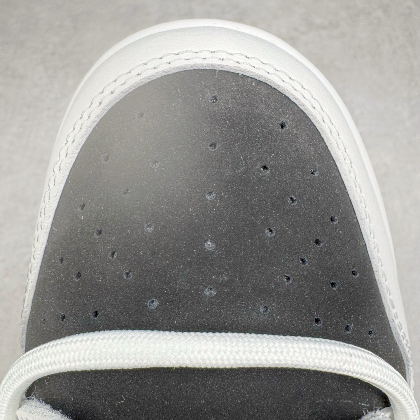 图片[14]-＃YC纯原 NK Dunk Low 星黎 WS0414-025 此款采用经典Dunk Low廓形，以纯粹黑白灰构筑基底，赋予鞋身解构主义层次。鞋身应用荔枝纹立体肌理，勾勒深邃星云纹路，高级黑磨砂皮细致包裹腰身领口，如深邃夜空温柔托起耀眼光芒，低调暗涌高级气场。电镀银 Swoosh 破空而出，宛如星际穿越的流光，瞬间锁定所有目光焦点。定制系列天花板 无原鞋不开发 全系列得物原鞋一比一校对开发 配色持续更新中 终端对接 优势输出 全套原厂楦头原纸板数据档案倾力打造 原汁原味莞产 极致还原 圈内最强针车工艺 高端零售指定版 广东原厂配套原盒原标 鞋盒分三个尺码段 原厂冲刀 超高清洁度 全鞋零毛边皮料切割 采用原厂百宏鞋带以及原厂百宏织唛舌标 内标可供原厂几率过验 进口原装条纹中底布 四线拉帮白色点胶 原厂拉帮手法遵循公司 原厂电绣 极致还原 尺码：36 36.5 37.5 38 38.5 39 40 40.5 41 42 42.5 43 44 44.5 45 46-选品中心