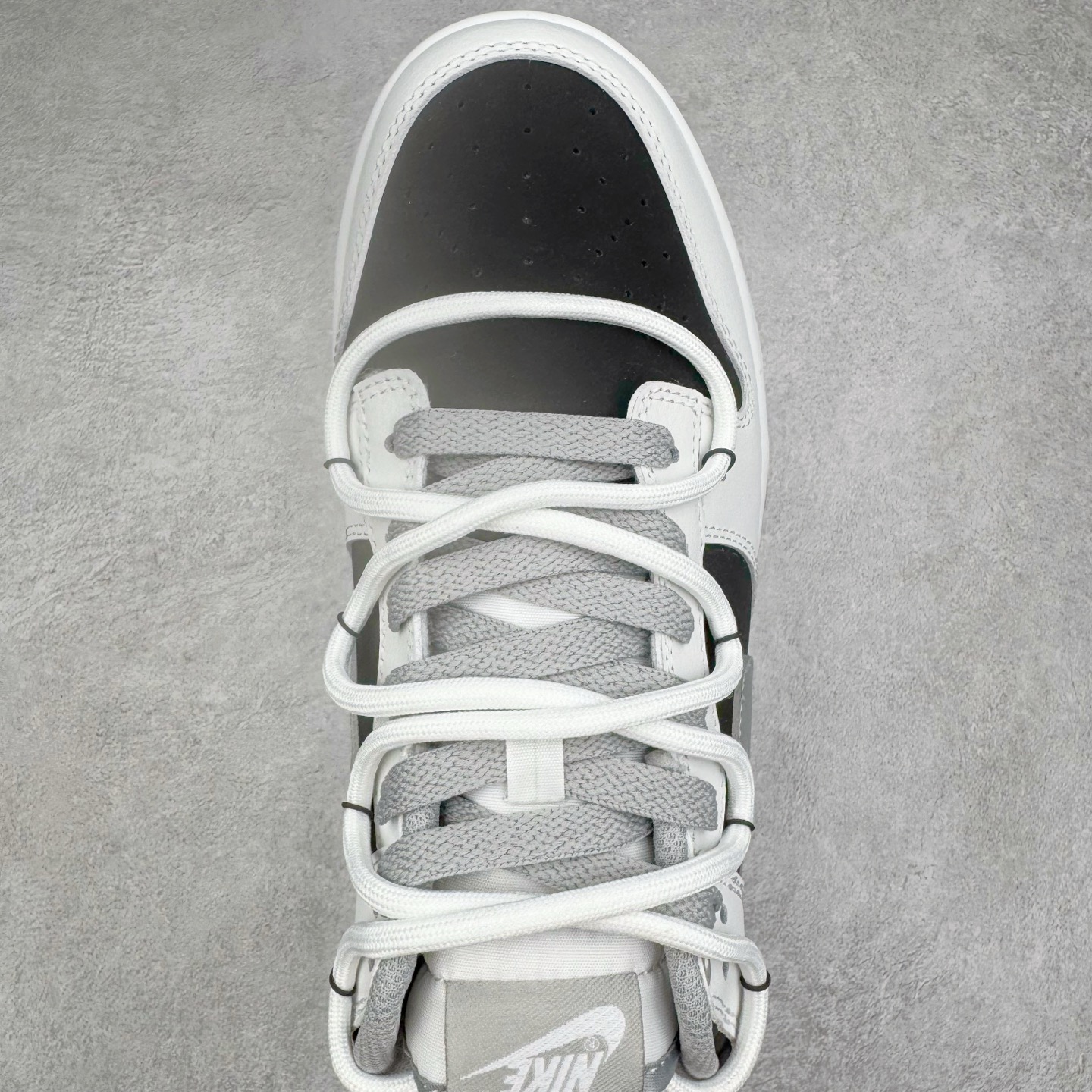 图片[4]-＃YC纯原 NK Dunk Low 星黎 WS0414-025 此款采用经典Dunk Low廓形，以纯粹黑白灰构筑基底，赋予鞋身解构主义层次。鞋身应用荔枝纹立体肌理，勾勒深邃星云纹路，高级黑磨砂皮细致包裹腰身领口，如深邃夜空温柔托起耀眼光芒，低调暗涌高级气场。电镀银 Swoosh 破空而出，宛如星际穿越的流光，瞬间锁定所有目光焦点。定制系列天花板 无原鞋不开发 全系列得物原鞋一比一校对开发 配色持续更新中 终端对接 优势输出 全套原厂楦头原纸板数据档案倾力打造 原汁原味莞产 极致还原 圈内最强针车工艺 高端零售指定版 广东原厂配套原盒原标 鞋盒分三个尺码段 原厂冲刀 超高清洁度 全鞋零毛边皮料切割 采用原厂百宏鞋带以及原厂百宏织唛舌标 内标可供原厂几率过验 进口原装条纹中底布 四线拉帮白色点胶 原厂拉帮手法遵循公司 原厂电绣 极致还原 尺码：36 36.5 37.5 38 38.5 39 40 40.5 41 42 42.5 43 44 44.5 45 46-选品中心