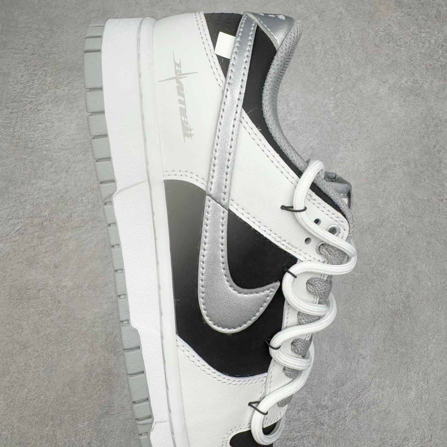 图片[6]-＃YC纯原 NK Dunk Low 星黎 WS0414-025 此款采用经典Dunk Low廓形，以纯粹黑白灰构筑基底，赋予鞋身解构主义层次。鞋身应用荔枝纹立体肌理，勾勒深邃星云纹路，高级黑磨砂皮细致包裹腰身领口，如深邃夜空温柔托起耀眼光芒，低调暗涌高级气场。电镀银 Swoosh 破空而出，宛如星际穿越的流光，瞬间锁定所有目光焦点。定制系列天花板 无原鞋不开发 全系列得物原鞋一比一校对开发 配色持续更新中 终端对接 优势输出 全套原厂楦头原纸板数据档案倾力打造 原汁原味莞产 极致还原 圈内最强针车工艺 高端零售指定版 广东原厂配套原盒原标 鞋盒分三个尺码段 原厂冲刀 超高清洁度 全鞋零毛边皮料切割 采用原厂百宏鞋带以及原厂百宏织唛舌标 内标可供原厂几率过验 进口原装条纹中底布 四线拉帮白色点胶 原厂拉帮手法遵循公司 原厂电绣 极致还原 尺码：36 36.5 37.5 38 38.5 39 40 40.5 41 42 42.5 43 44 44.5 45 46-选品中心