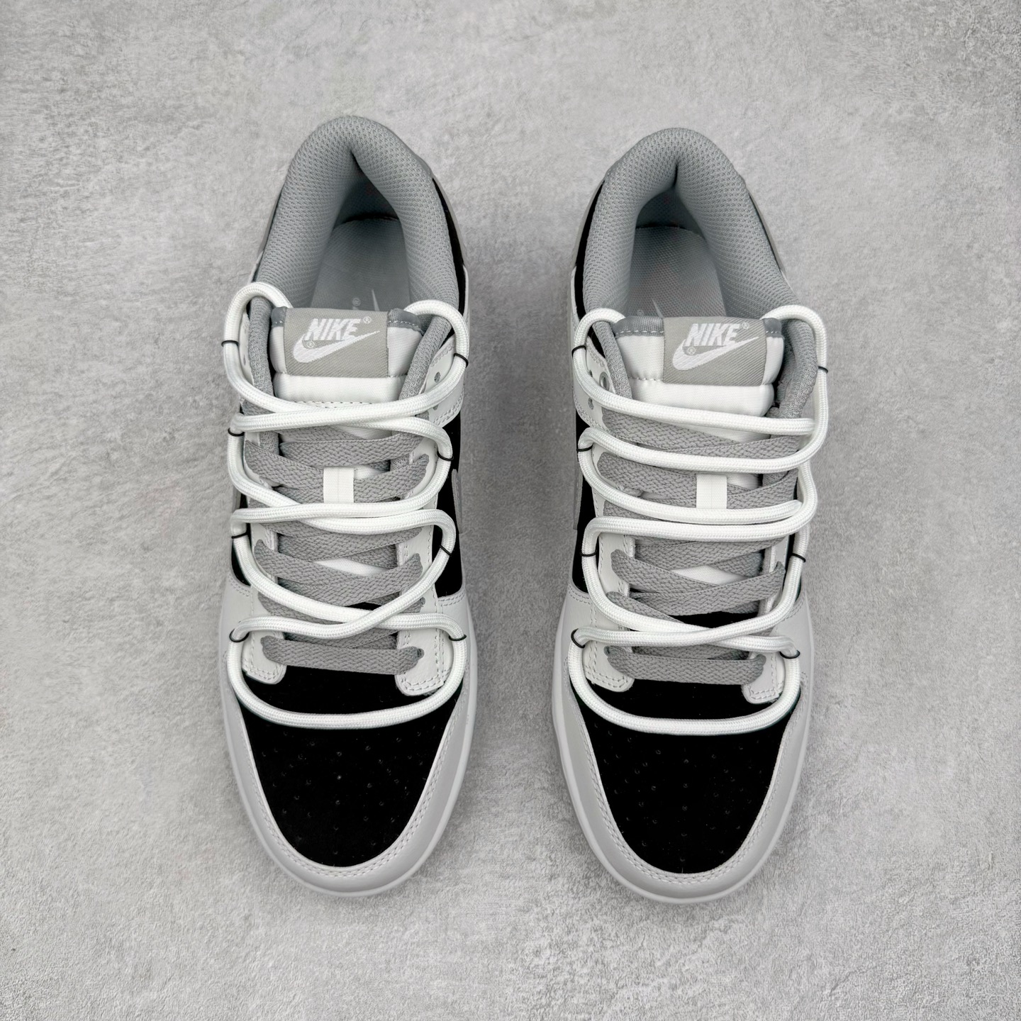 图片[2]-＃YC纯原 NK Dunk Low 星黎 WS0414-025 此款采用经典Dunk Low廓形，以纯粹黑白灰构筑基底，赋予鞋身解构主义层次。鞋身应用荔枝纹立体肌理，勾勒深邃星云纹路，高级黑磨砂皮细致包裹腰身领口，如深邃夜空温柔托起耀眼光芒，低调暗涌高级气场。电镀银 Swoosh 破空而出，宛如星际穿越的流光，瞬间锁定所有目光焦点。定制系列天花板 无原鞋不开发 全系列得物原鞋一比一校对开发 配色持续更新中 终端对接 优势输出 全套原厂楦头原纸板数据档案倾力打造 原汁原味莞产 极致还原 圈内最强针车工艺 高端零售指定版 广东原厂配套原盒原标 鞋盒分三个尺码段 原厂冲刀 超高清洁度 全鞋零毛边皮料切割 采用原厂百宏鞋带以及原厂百宏织唛舌标 内标可供原厂几率过验 进口原装条纹中底布 四线拉帮白色点胶 原厂拉帮手法遵循公司 原厂电绣 极致还原 尺码：36 36.5 37.5 38 38.5 39 40 40.5 41 42 42.5 43 44 44.5 45 46-选品中心