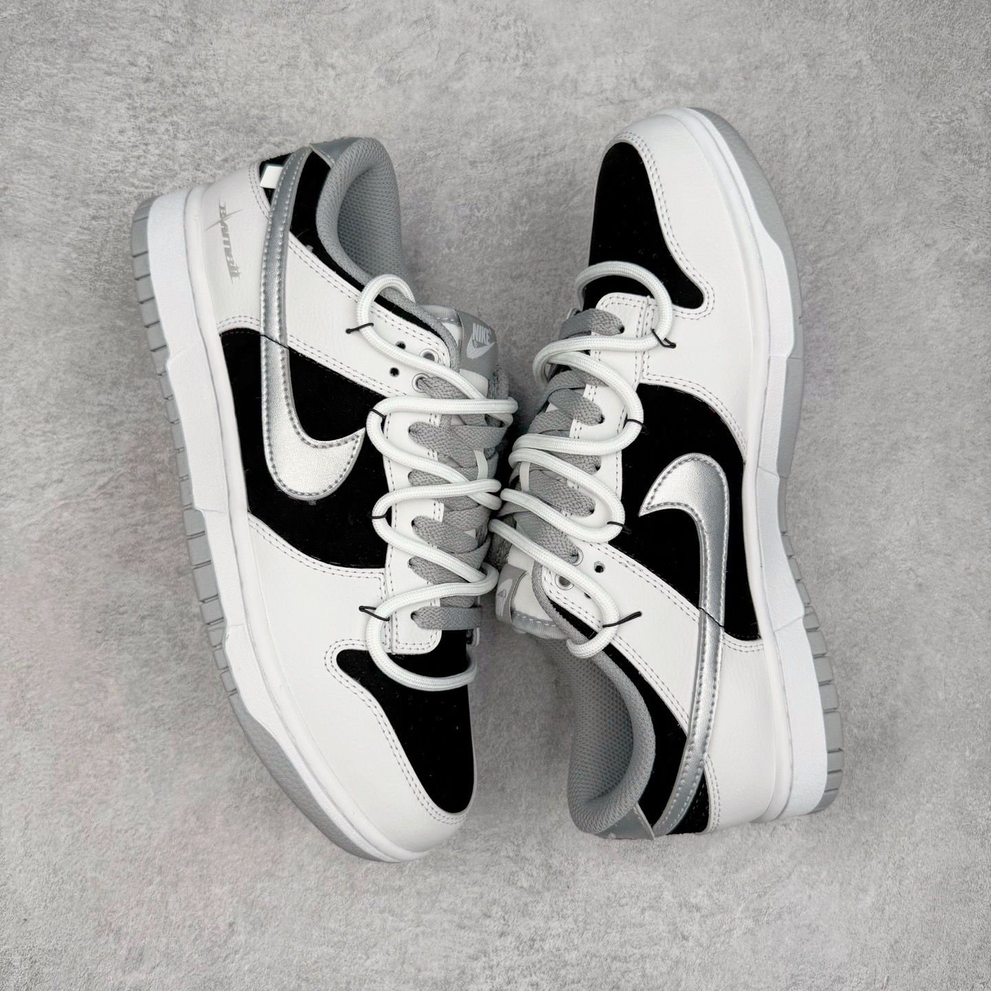 图片[3]-＃YC纯原 NK Dunk Low 星黎 WS0414-025 此款采用经典Dunk Low廓形，以纯粹黑白灰构筑基底，赋予鞋身解构主义层次。鞋身应用荔枝纹立体肌理，勾勒深邃星云纹路，高级黑磨砂皮细致包裹腰身领口，如深邃夜空温柔托起耀眼光芒，低调暗涌高级气场。电镀银 Swoosh 破空而出，宛如星际穿越的流光，瞬间锁定所有目光焦点。定制系列天花板 无原鞋不开发 全系列得物原鞋一比一校对开发 配色持续更新中 终端对接 优势输出 全套原厂楦头原纸板数据档案倾力打造 原汁原味莞产 极致还原 圈内最强针车工艺 高端零售指定版 广东原厂配套原盒原标 鞋盒分三个尺码段 原厂冲刀 超高清洁度 全鞋零毛边皮料切割 采用原厂百宏鞋带以及原厂百宏织唛舌标 内标可供原厂几率过验 进口原装条纹中底布 四线拉帮白色点胶 原厂拉帮手法遵循公司 原厂电绣 极致还原 尺码：36 36.5 37.5 38 38.5 39 40 40.5 41 42 42.5 43 44 44.5 45 46-选品中心