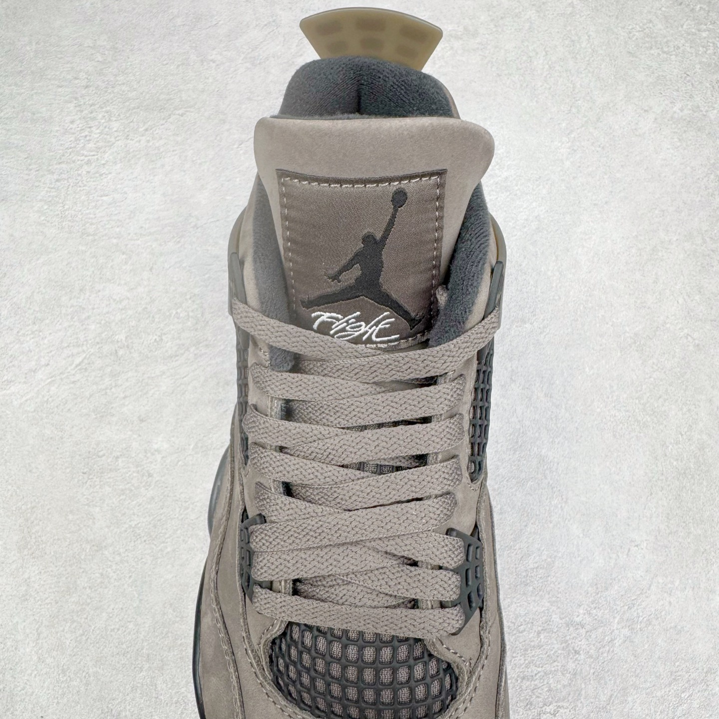图片[5]-＃纯原 Air Jordan AJ4 Ship “Cave Stone”摩卡棕色 FV5029-200 圈内最强四代 独家外贸特供尺码含 45.5 49.5 50.5 耗时半年巨作 全套原纸板楦头开发 原厂特供皮料加持 确保原汁原味 完美呈现四代版型 一比一鞋头弧度高度鞋身弧度 数据细节工艺流程均保持原鞋一致 原厂TPU网格鞋带扣 正确内里网布 菱角分明不变形无多余毛边 柔软性质感一致于原鞋 市场唯一原厂鞋扣模具 背面可见隐藏注塑口 原厂织唛标 原厂飞人电绣工艺 尾指中部跳三针 独家绑鞋带手法 印刷中底布 四线拉帮 米色美纹纸贴合固定 进口港宝加持 后跟自然饱满 全鞋荧光划线卡点 追求极致完美 每一双都是工艺品 多重QC质检 超越公司货的品控标准 实实在在的免检产品 尺码：40 40.5 41 42 42.5 43 44 44.5 45 45.5 46 47.5 48.5 49.5 50.5-选品中心