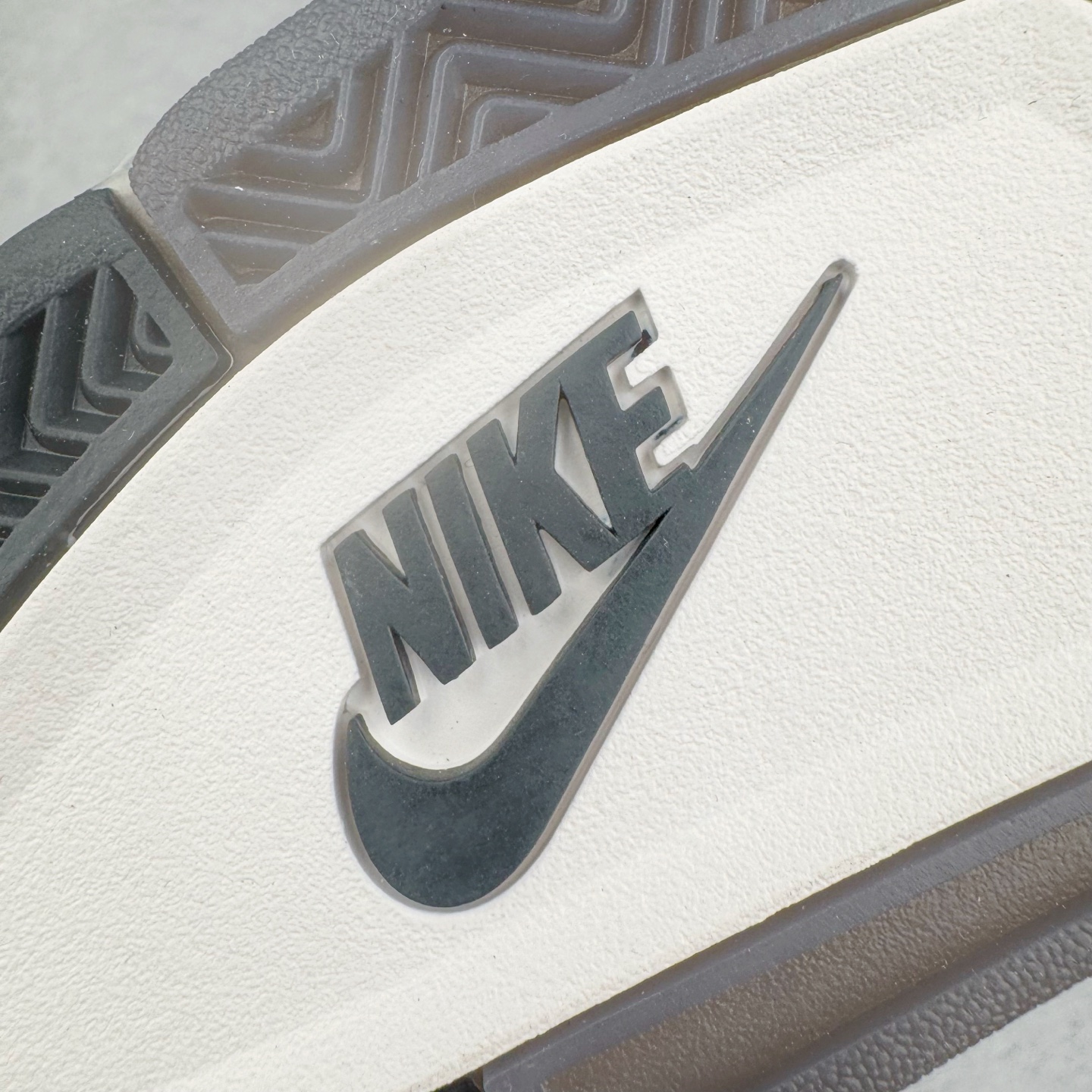 图片[19]-＃纯原 Air Jordan AJ4 Ship “Cave Stone”摩卡棕色 FV5029-200 圈内最强四代 独家外贸特供尺码含 45.5 49.5 50.5 耗时半年巨作 全套原纸板楦头开发 原厂特供皮料加持 确保原汁原味 完美呈现四代版型 一比一鞋头弧度高度鞋身弧度 数据细节工艺流程均保持原鞋一致 原厂TPU网格鞋带扣 正确内里网布 菱角分明不变形无多余毛边 柔软性质感一致于原鞋 市场唯一原厂鞋扣模具 背面可见隐藏注塑口 原厂织唛标 原厂飞人电绣工艺 尾指中部跳三针 独家绑鞋带手法 印刷中底布 四线拉帮 米色美纹纸贴合固定 进口港宝加持 后跟自然饱满 全鞋荧光划线卡点 追求极致完美 每一双都是工艺品 多重QC质检 超越公司货的品控标准 实实在在的免检产品 尺码：40 40.5 41 42 42.5 43 44 44.5 45 45.5 46 47.5 48.5 49.5 50.5-选品中心