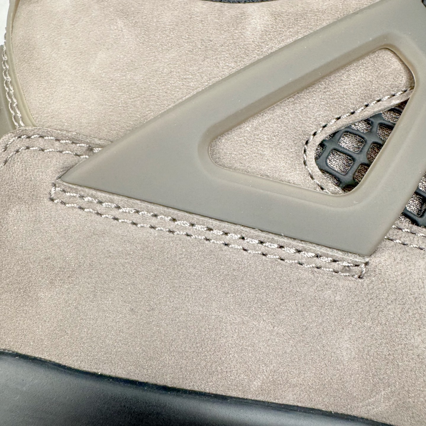 图片[14]-＃纯原 Air Jordan AJ4 Ship “Cave Stone”摩卡棕色 FV5029-200 圈内最强四代 独家外贸特供尺码含 45.5 49.5 50.5 耗时半年巨作 全套原纸板楦头开发 原厂特供皮料加持 确保原汁原味 完美呈现四代版型 一比一鞋头弧度高度鞋身弧度 数据细节工艺流程均保持原鞋一致 原厂TPU网格鞋带扣 正确内里网布 菱角分明不变形无多余毛边 柔软性质感一致于原鞋 市场唯一原厂鞋扣模具 背面可见隐藏注塑口 原厂织唛标 原厂飞人电绣工艺 尾指中部跳三针 独家绑鞋带手法 印刷中底布 四线拉帮 米色美纹纸贴合固定 进口港宝加持 后跟自然饱满 全鞋荧光划线卡点 追求极致完美 每一双都是工艺品 多重QC质检 超越公司货的品控标准 实实在在的免检产品 尺码：40 40.5 41 42 42.5 43 44 44.5 45 45.5 46 47.5 48.5 49.5 50.5-选品中心