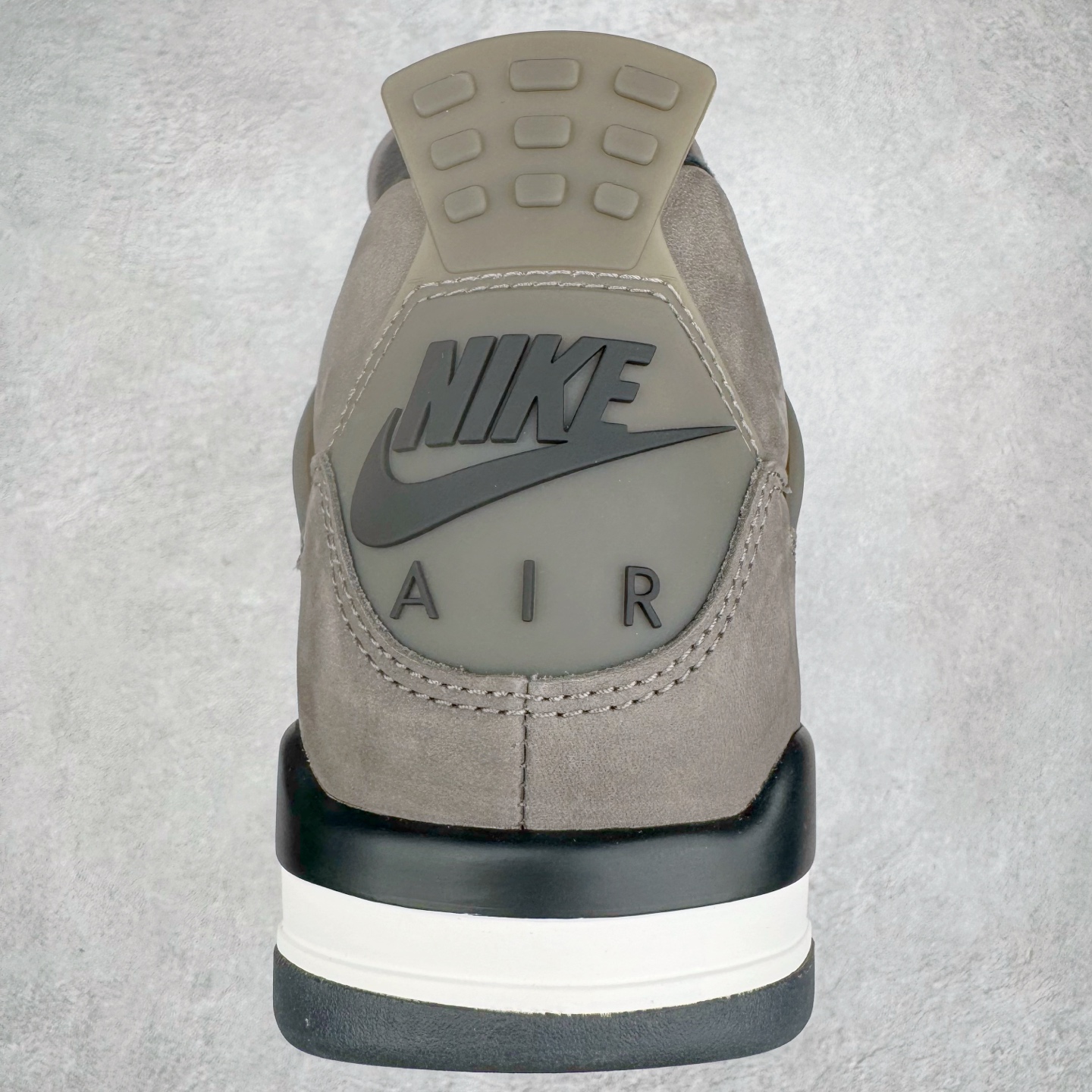 图片[8]-＃纯原 Air Jordan AJ4 Ship “Cave Stone”摩卡棕色 FV5029-200 圈内最强四代 独家外贸特供尺码含 45.5 49.5 50.5 耗时半年巨作 全套原纸板楦头开发 原厂特供皮料加持 确保原汁原味 完美呈现四代版型 一比一鞋头弧度高度鞋身弧度 数据细节工艺流程均保持原鞋一致 原厂TPU网格鞋带扣 正确内里网布 菱角分明不变形无多余毛边 柔软性质感一致于原鞋 市场唯一原厂鞋扣模具 背面可见隐藏注塑口 原厂织唛标 原厂飞人电绣工艺 尾指中部跳三针 独家绑鞋带手法 印刷中底布 四线拉帮 米色美纹纸贴合固定 进口港宝加持 后跟自然饱满 全鞋荧光划线卡点 追求极致完美 每一双都是工艺品 多重QC质检 超越公司货的品控标准 实实在在的免检产品 尺码：40 40.5 41 42 42.5 43 44 44.5 45 45.5 46 47.5 48.5 49.5 50.5-选品中心