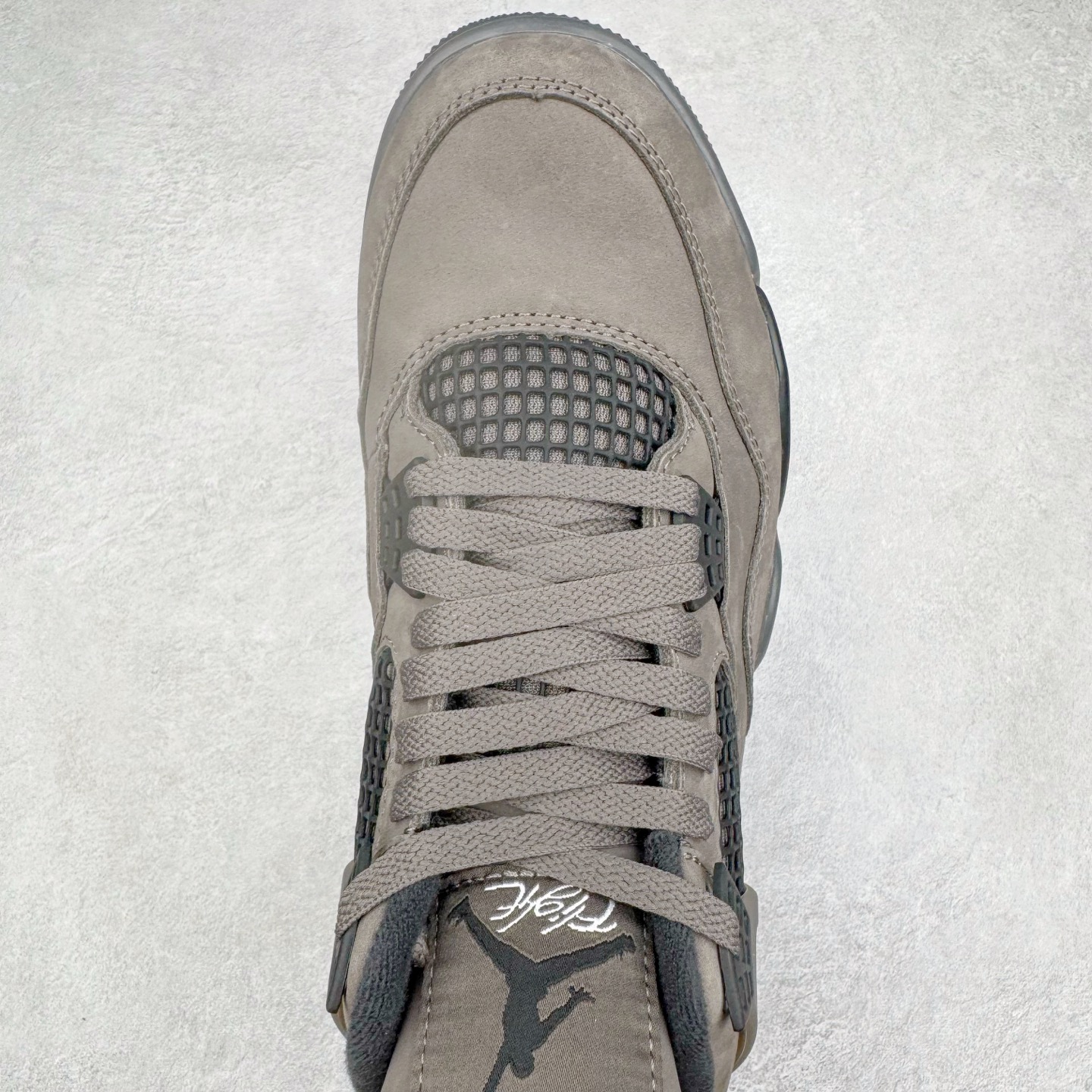 图片[4]-＃纯原 Air Jordan AJ4 Ship “Cave Stone”摩卡棕色 FV5029-200 圈内最强四代 独家外贸特供尺码含 45.5 49.5 50.5 耗时半年巨作 全套原纸板楦头开发 原厂特供皮料加持 确保原汁原味 完美呈现四代版型 一比一鞋头弧度高度鞋身弧度 数据细节工艺流程均保持原鞋一致 原厂TPU网格鞋带扣 正确内里网布 菱角分明不变形无多余毛边 柔软性质感一致于原鞋 市场唯一原厂鞋扣模具 背面可见隐藏注塑口 原厂织唛标 原厂飞人电绣工艺 尾指中部跳三针 独家绑鞋带手法 印刷中底布 四线拉帮 米色美纹纸贴合固定 进口港宝加持 后跟自然饱满 全鞋荧光划线卡点 追求极致完美 每一双都是工艺品 多重QC质检 超越公司货的品控标准 实实在在的免检产品 尺码：40 40.5 41 42 42.5 43 44 44.5 45 45.5 46 47.5 48.5 49.5 50.5-选品中心