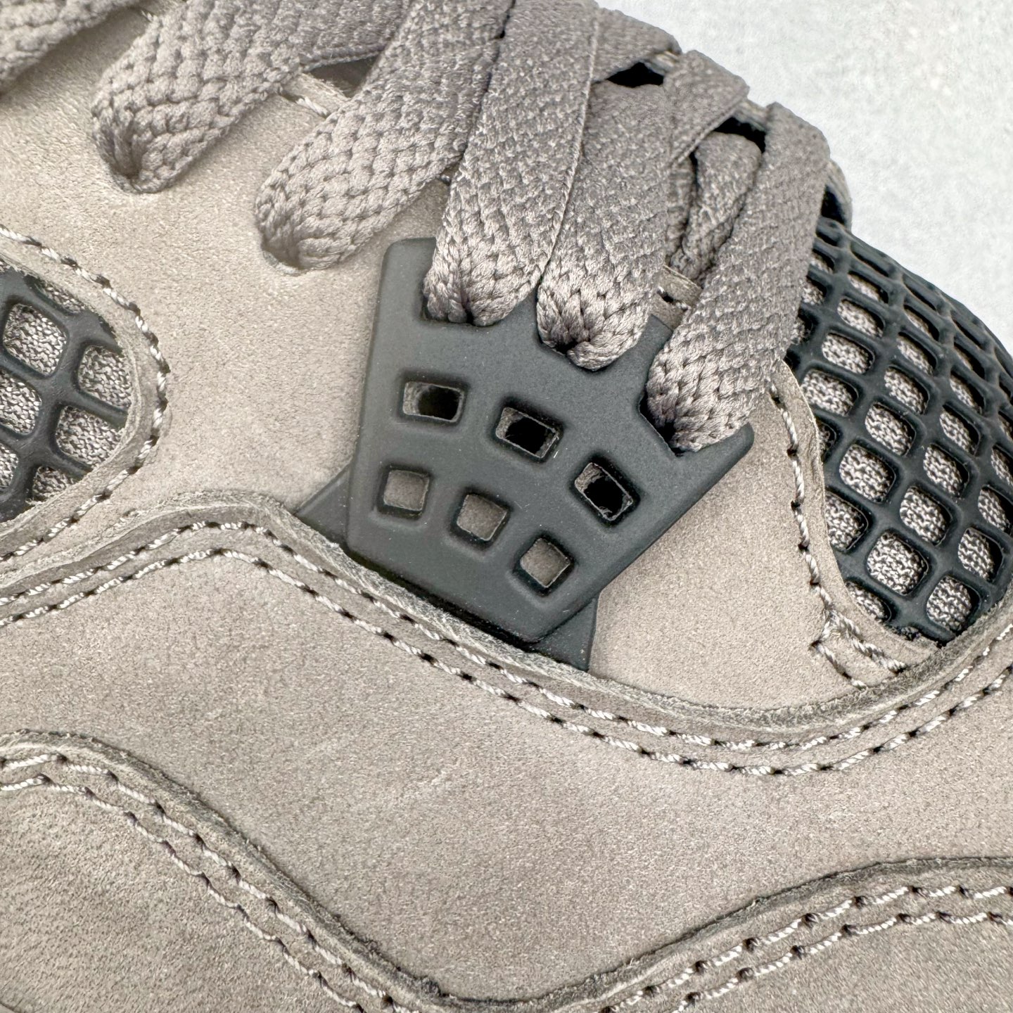 图片[16]-＃纯原 Air Jordan AJ4 Ship “Cave Stone”摩卡棕色 FV5029-200 圈内最强四代 独家外贸特供尺码含 45.5 49.5 50.5 耗时半年巨作 全套原纸板楦头开发 原厂特供皮料加持 确保原汁原味 完美呈现四代版型 一比一鞋头弧度高度鞋身弧度 数据细节工艺流程均保持原鞋一致 原厂TPU网格鞋带扣 正确内里网布 菱角分明不变形无多余毛边 柔软性质感一致于原鞋 市场唯一原厂鞋扣模具 背面可见隐藏注塑口 原厂织唛标 原厂飞人电绣工艺 尾指中部跳三针 独家绑鞋带手法 印刷中底布 四线拉帮 米色美纹纸贴合固定 进口港宝加持 后跟自然饱满 全鞋荧光划线卡点 追求极致完美 每一双都是工艺品 多重QC质检 超越公司货的品控标准 实实在在的免检产品 尺码：40 40.5 41 42 42.5 43 44 44.5 45 45.5 46 47.5 48.5 49.5 50.5-选品中心
