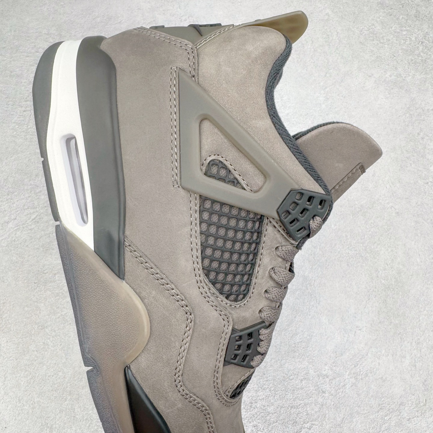 图片[6]-＃纯原 Air Jordan AJ4 Ship “Cave Stone”摩卡棕色 FV5029-200 圈内最强四代 独家外贸特供尺码含 45.5 49.5 50.5 耗时半年巨作 全套原纸板楦头开发 原厂特供皮料加持 确保原汁原味 完美呈现四代版型 一比一鞋头弧度高度鞋身弧度 数据细节工艺流程均保持原鞋一致 原厂TPU网格鞋带扣 正确内里网布 菱角分明不变形无多余毛边 柔软性质感一致于原鞋 市场唯一原厂鞋扣模具 背面可见隐藏注塑口 原厂织唛标 原厂飞人电绣工艺 尾指中部跳三针 独家绑鞋带手法 印刷中底布 四线拉帮 米色美纹纸贴合固定 进口港宝加持 后跟自然饱满 全鞋荧光划线卡点 追求极致完美 每一双都是工艺品 多重QC质检 超越公司货的品控标准 实实在在的免检产品 尺码：40 40.5 41 42 42.5 43 44 44.5 45 45.5 46 47.5 48.5 49.5 50.5-选品中心