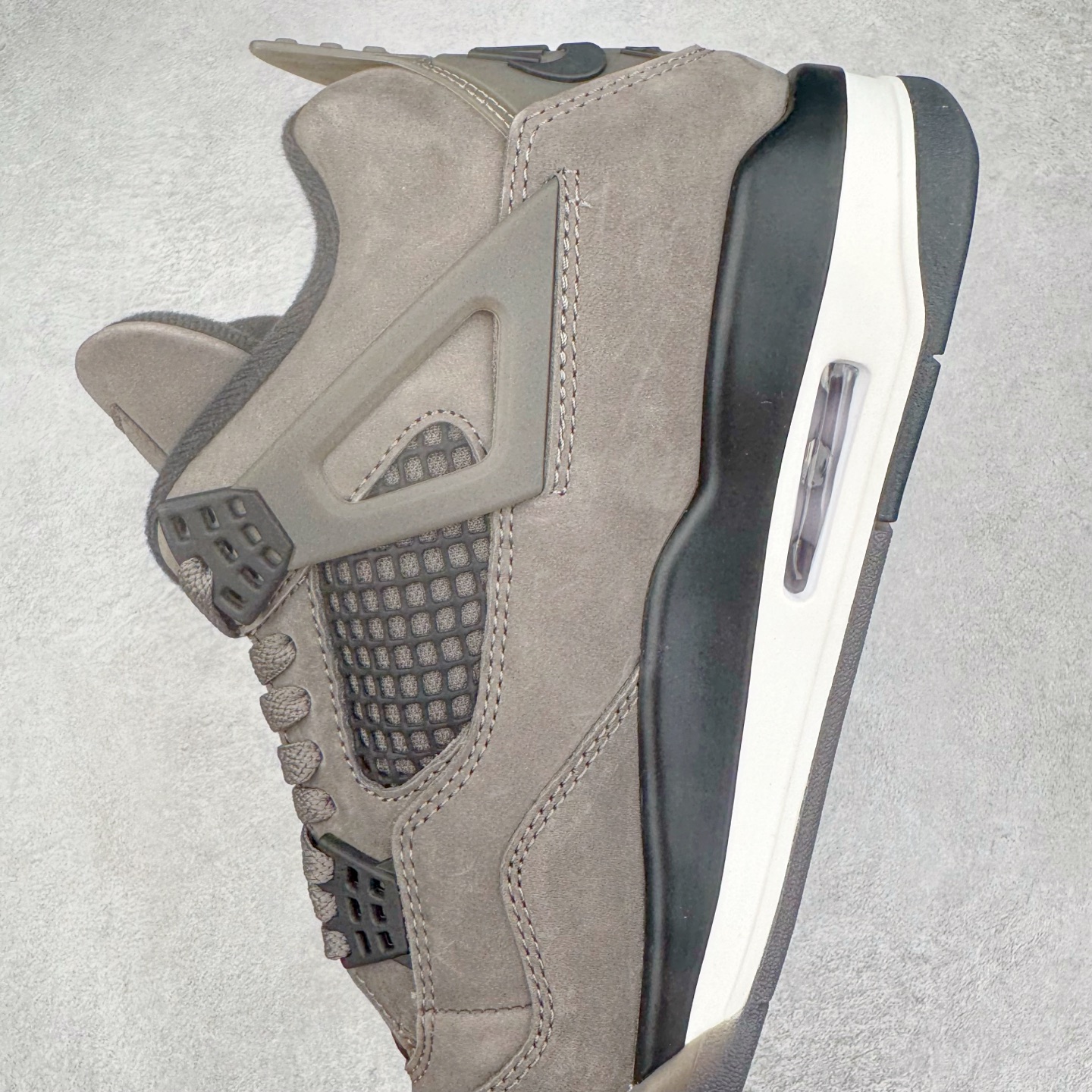 图片[7]-＃纯原 Air Jordan AJ4 Ship “Cave Stone”摩卡棕色 FV5029-200 圈内最强四代 独家外贸特供尺码含 45.5 49.5 50.5 耗时半年巨作 全套原纸板楦头开发 原厂特供皮料加持 确保原汁原味 完美呈现四代版型 一比一鞋头弧度高度鞋身弧度 数据细节工艺流程均保持原鞋一致 原厂TPU网格鞋带扣 正确内里网布 菱角分明不变形无多余毛边 柔软性质感一致于原鞋 市场唯一原厂鞋扣模具 背面可见隐藏注塑口 原厂织唛标 原厂飞人电绣工艺 尾指中部跳三针 独家绑鞋带手法 印刷中底布 四线拉帮 米色美纹纸贴合固定 进口港宝加持 后跟自然饱满 全鞋荧光划线卡点 追求极致完美 每一双都是工艺品 多重QC质检 超越公司货的品控标准 实实在在的免检产品 尺码：40 40.5 41 42 42.5 43 44 44.5 45 45.5 46 47.5 48.5 49.5 50.5-选品中心
