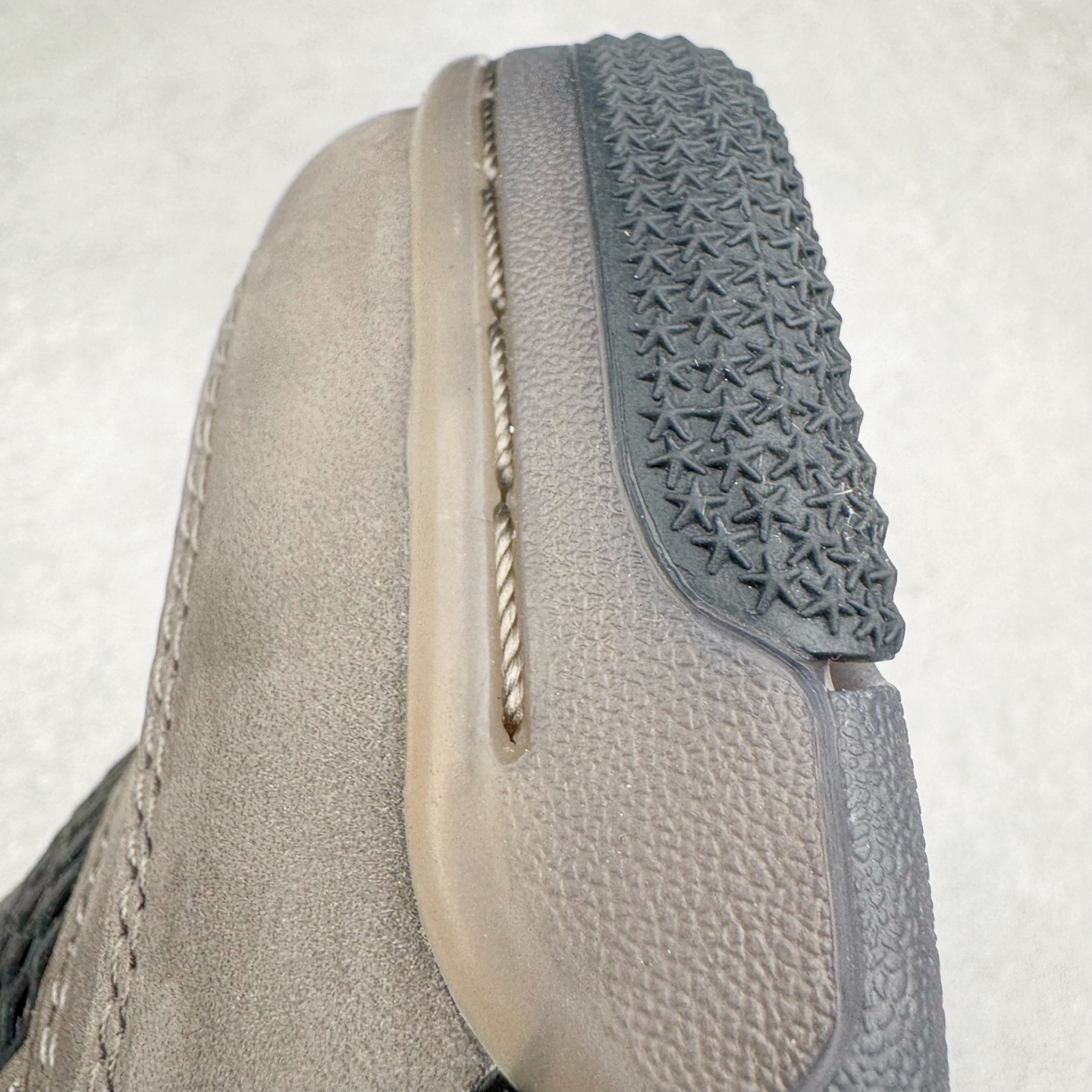 图片[18]-＃纯原 Air Jordan AJ4 Ship “Cave Stone”摩卡棕色 FV5029-200 圈内最强四代 独家外贸特供尺码含 45.5 49.5 50.5 耗时半年巨作 全套原纸板楦头开发 原厂特供皮料加持 确保原汁原味 完美呈现四代版型 一比一鞋头弧度高度鞋身弧度 数据细节工艺流程均保持原鞋一致 原厂TPU网格鞋带扣 正确内里网布 菱角分明不变形无多余毛边 柔软性质感一致于原鞋 市场唯一原厂鞋扣模具 背面可见隐藏注塑口 原厂织唛标 原厂飞人电绣工艺 尾指中部跳三针 独家绑鞋带手法 印刷中底布 四线拉帮 米色美纹纸贴合固定 进口港宝加持 后跟自然饱满 全鞋荧光划线卡点 追求极致完美 每一双都是工艺品 多重QC质检 超越公司货的品控标准 实实在在的免检产品 尺码：40 40.5 41 42 42.5 43 44 44.5 45 45.5 46 47.5 48.5 49.5 50.5-选品中心