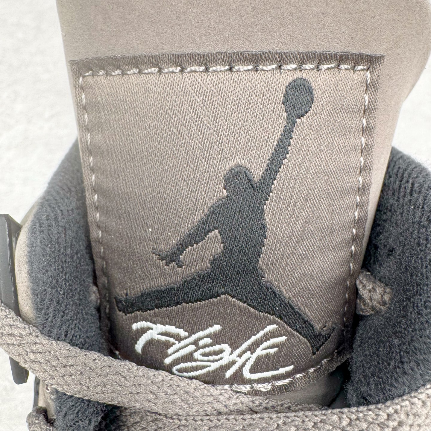 图片[12]-＃纯原 Air Jordan AJ4 Ship “Cave Stone”摩卡棕色 FV5029-200 圈内最强四代 独家外贸特供尺码含 45.5 49.5 50.5 耗时半年巨作 全套原纸板楦头开发 原厂特供皮料加持 确保原汁原味 完美呈现四代版型 一比一鞋头弧度高度鞋身弧度 数据细节工艺流程均保持原鞋一致 原厂TPU网格鞋带扣 正确内里网布 菱角分明不变形无多余毛边 柔软性质感一致于原鞋 市场唯一原厂鞋扣模具 背面可见隐藏注塑口 原厂织唛标 原厂飞人电绣工艺 尾指中部跳三针 独家绑鞋带手法 印刷中底布 四线拉帮 米色美纹纸贴合固定 进口港宝加持 后跟自然饱满 全鞋荧光划线卡点 追求极致完美 每一双都是工艺品 多重QC质检 超越公司货的品控标准 实实在在的免检产品 尺码：40 40.5 41 42 42.5 43 44 44.5 45 45.5 46 47.5 48.5 49.5 50.5-选品中心