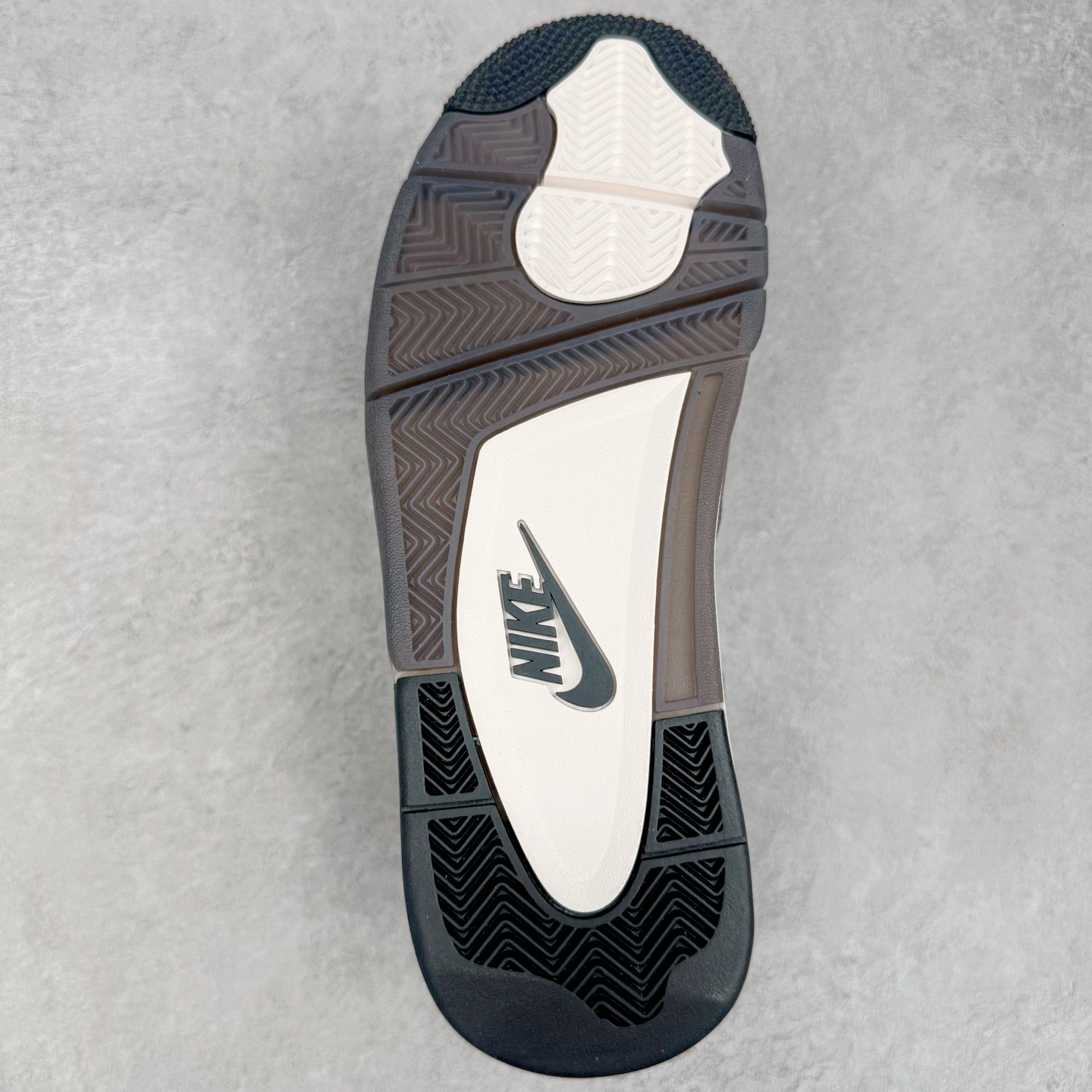 图片[9]-＃纯原 Air Jordan AJ4 Ship “Cave Stone”摩卡棕色 FV5029-200 圈内最强四代 独家外贸特供尺码含 45.5 49.5 50.5 耗时半年巨作 全套原纸板楦头开发 原厂特供皮料加持 确保原汁原味 完美呈现四代版型 一比一鞋头弧度高度鞋身弧度 数据细节工艺流程均保持原鞋一致 原厂TPU网格鞋带扣 正确内里网布 菱角分明不变形无多余毛边 柔软性质感一致于原鞋 市场唯一原厂鞋扣模具 背面可见隐藏注塑口 原厂织唛标 原厂飞人电绣工艺 尾指中部跳三针 独家绑鞋带手法 印刷中底布 四线拉帮 米色美纹纸贴合固定 进口港宝加持 后跟自然饱满 全鞋荧光划线卡点 追求极致完美 每一双都是工艺品 多重QC质检 超越公司货的品控标准 实实在在的免检产品 尺码：40 40.5 41 42 42.5 43 44 44.5 45 45.5 46 47.5 48.5 49.5 50.5-选品中心