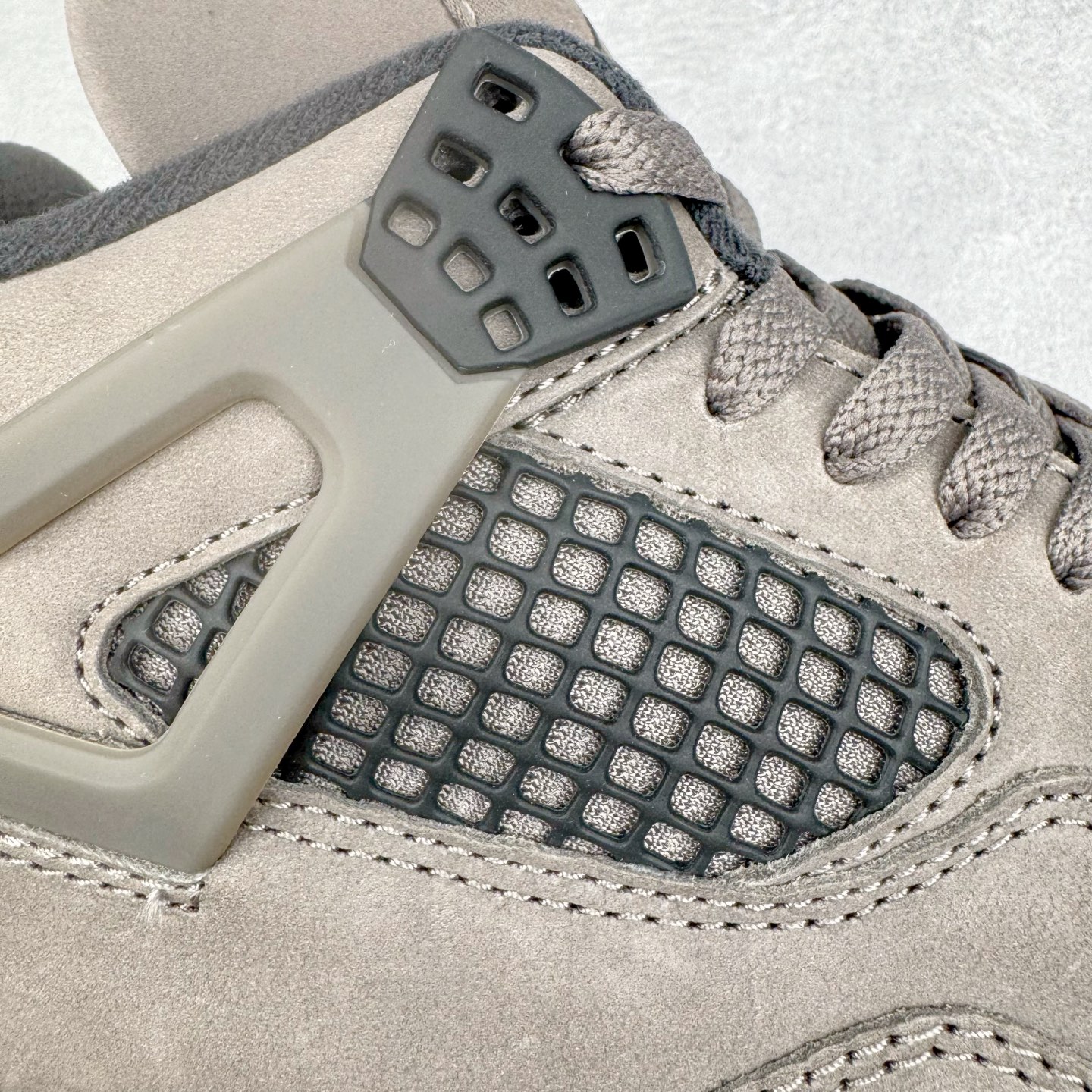 图片[15]-＃纯原 Air Jordan AJ4 Ship “Cave Stone”摩卡棕色 FV5029-200 圈内最强四代 独家外贸特供尺码含 45.5 49.5 50.5 耗时半年巨作 全套原纸板楦头开发 原厂特供皮料加持 确保原汁原味 完美呈现四代版型 一比一鞋头弧度高度鞋身弧度 数据细节工艺流程均保持原鞋一致 原厂TPU网格鞋带扣 正确内里网布 菱角分明不变形无多余毛边 柔软性质感一致于原鞋 市场唯一原厂鞋扣模具 背面可见隐藏注塑口 原厂织唛标 原厂飞人电绣工艺 尾指中部跳三针 独家绑鞋带手法 印刷中底布 四线拉帮 米色美纹纸贴合固定 进口港宝加持 后跟自然饱满 全鞋荧光划线卡点 追求极致完美 每一双都是工艺品 多重QC质检 超越公司货的品控标准 实实在在的免检产品 尺码：40 40.5 41 42 42.5 43 44 44.5 45 45.5 46 47.5 48.5 49.5 50.5-选品中心