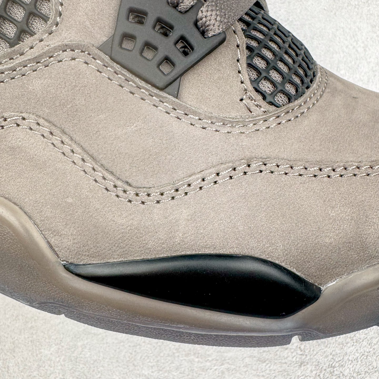 图片[17]-＃纯原 Air Jordan AJ4 Ship “Cave Stone”摩卡棕色 FV5029-200 圈内最强四代 独家外贸特供尺码含 45.5 49.5 50.5 耗时半年巨作 全套原纸板楦头开发 原厂特供皮料加持 确保原汁原味 完美呈现四代版型 一比一鞋头弧度高度鞋身弧度 数据细节工艺流程均保持原鞋一致 原厂TPU网格鞋带扣 正确内里网布 菱角分明不变形无多余毛边 柔软性质感一致于原鞋 市场唯一原厂鞋扣模具 背面可见隐藏注塑口 原厂织唛标 原厂飞人电绣工艺 尾指中部跳三针 独家绑鞋带手法 印刷中底布 四线拉帮 米色美纹纸贴合固定 进口港宝加持 后跟自然饱满 全鞋荧光划线卡点 追求极致完美 每一双都是工艺品 多重QC质检 超越公司货的品控标准 实实在在的免检产品 尺码：40 40.5 41 42 42.5 43 44 44.5 45 45.5 46 47.5 48.5 49.5 50.5-选品中心