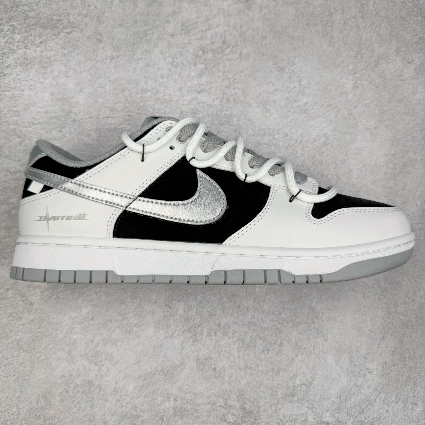 ＃YC纯原 NK Dunk Low 星黎 WS0414-025 此款采用经典Dunk Low廓形，以纯粹黑白灰构筑基底，赋予鞋身解构主义层次。鞋身应用荔枝纹立体肌理，勾勒深邃星云纹路，高级黑磨砂皮细致包裹腰身领口，如深邃夜空温柔托起耀眼光芒，低调暗涌高级气场。电镀银 Swoosh 破空而出，宛如星际穿越的流光，瞬间锁定所有目光焦点。定制系列天花板 无原鞋不开发 全系列得物原鞋一比一校对开发 配色持续更新中 终端对接 优势输出 全套原厂楦头原纸板数据档案倾力打造 原汁原味莞产 极致还原 圈内最强针车工艺 高端零售指定版 广东原厂配套原盒原标 鞋盒分三个尺码段 原厂冲刀 超高清洁度 全鞋零毛边皮料切割 采用原厂百宏鞋带以及原厂百宏织唛舌标 内标可供原厂几率过验 进口原装条纹中底布 四线拉帮白色点胶 原厂拉帮手法遵循公司 原厂电绣 极致还原 尺码：36 36.5 37.5 38 38.5 39 40 40.5 41 42 42.5 43 44 44.5 45 46-选品中心