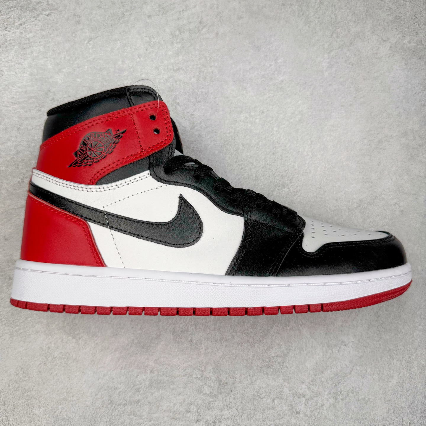 ＃TG特价福利 Air Jordan AJ1 High 高帮全系列 性价比批次 原盒原配 大厂出品 原厂楦头纸板数据开发 鞋型公整不松垮 采购头层皮料冲裁 高整洁度 上脚原汁原味的公司货既视感 原底独立模具 中底四线拉帮完美走线 原模大底咬花 实拍调校N版已经零色差零失真 百分百还原实物色彩所见即所得 不存在货不对板色差等低级问题 选购参考实物拍摄 不混卖不参货 只用心做好货严格选品 承诺混一赔十 尺码：36 36.5 37.5 38 38.5 39 40 40.5 41 42 42.5 43 44 44.5 45 46 47.5-选品中心