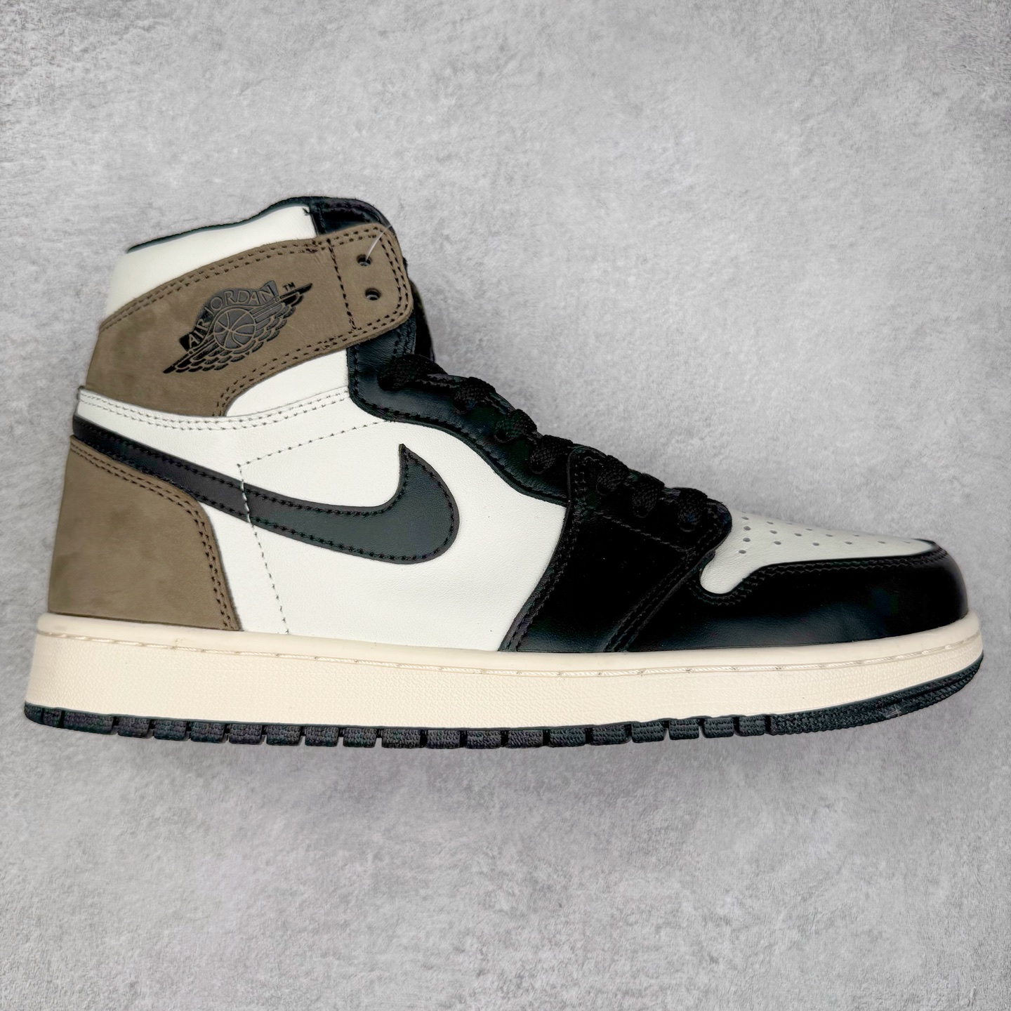 ＃TG特价福利 Air Jordan AJ1 High 高帮全系列 性价比批次 原盒原配 大厂出品 原厂楦头纸板数据开发 鞋型公整不松垮 采购头层皮料冲裁 高整洁度 上脚原汁原味的公司货既视感 原底独立模具 中底四线拉帮完美走线 原模大底咬花 实拍调校N版已经零色差零失真 百分百还原实物色彩所见即所得 不存在货不对板色差等低级问题 选购参考实物拍摄 不混卖不参货 只用心做好货严格选品 承诺混一赔十 尺码：36 36.5 37.5 38 38.5 39 40 40.5 41 42 42.5 43 44 44.5 45 46 47.5-选品中心
