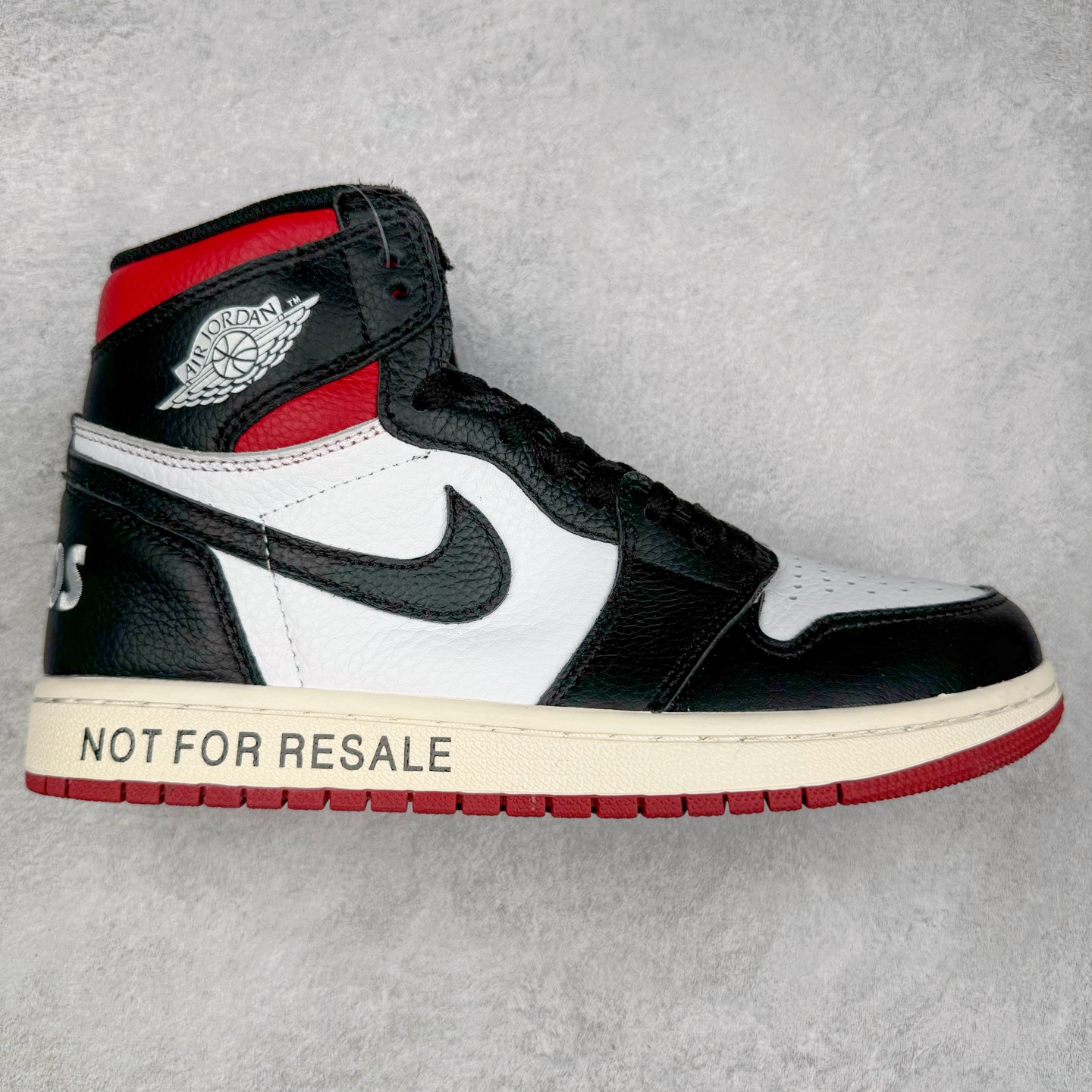 ＃TG特价福利 Air Jordan AJ1 High 高帮全系列 性价比批次 原盒原配 大厂出品 原厂楦头纸板数据开发 鞋型公整不松垮 采购头层皮料冲裁 高整洁度 上脚原汁原味的公司货既视感 原底独立模具 中底四线拉帮完美走线 原模大底咬花 实拍调校N版已经零色差零失真 百分百还原实物色彩所见即所得 不存在货不对板色差等低级问题 选购参考实物拍摄 不混卖不参货 只用心做好货严格选品 承诺混一赔十 尺码：36 36.5 37.5 38 38.5 39 40 40.5 41 42 42.5 43 44 44.5 45 46 47.5-选品中心