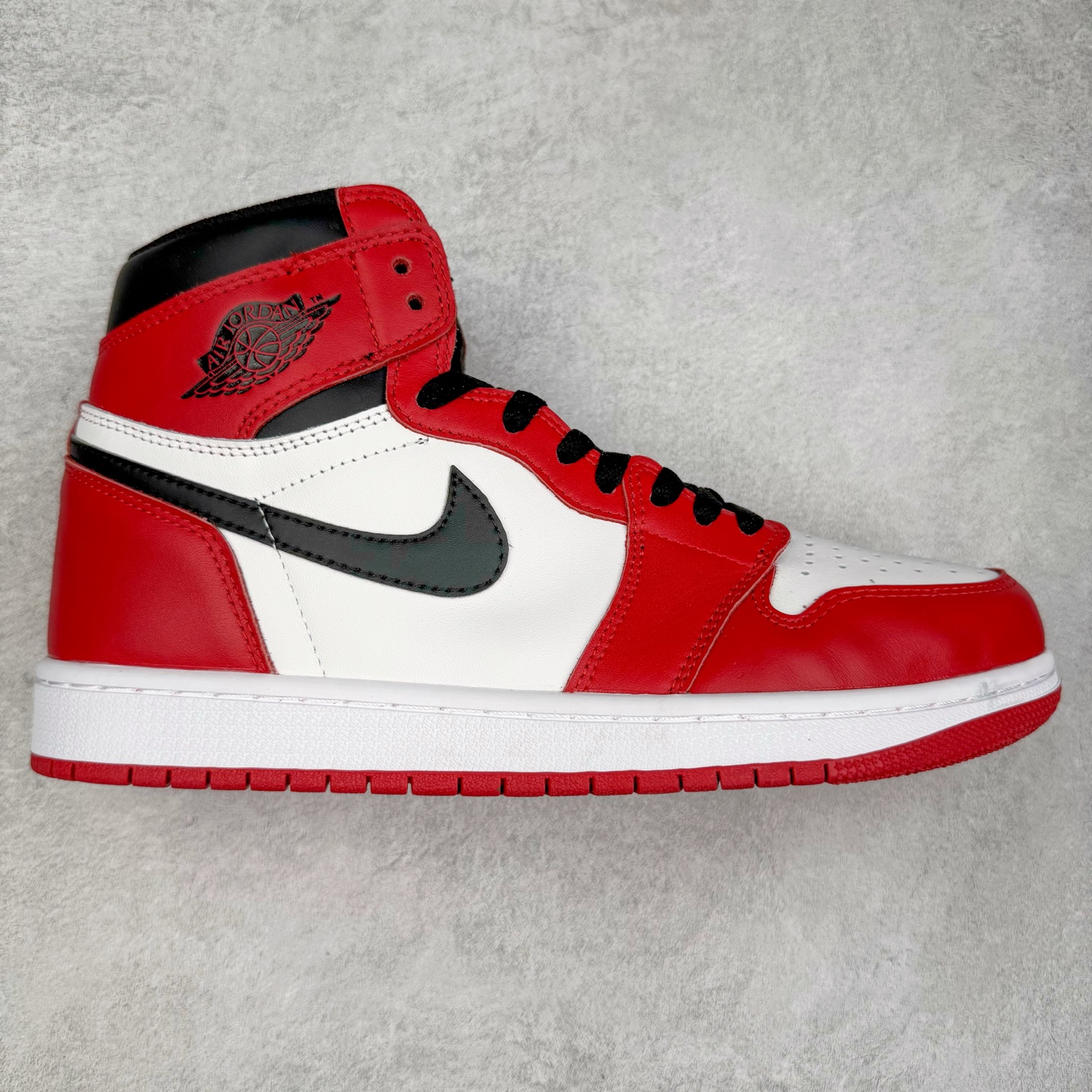 ＃TG特价福利 Air Jordan AJ1 High 高帮全系列 性价比批次 原盒原配 大厂出品 原厂楦头纸板数据开发 鞋型公整不松垮 采购头层皮料冲裁 高整洁度 上脚原汁原味的公司货既视感 原底独立模具 中底四线拉帮完美走线 原模大底咬花 实拍调校N版已经零色差零失真 百分百还原实物色彩所见即所得 不存在货不对板色差等低级问题 选购参考实物拍摄 不混卖不参货 只用心做好货严格选品 承诺混一赔十 尺码：36 36.5 37.5 38 38.5 39 40 40.5 41 42 42.5 43 44 44.5 45 46 47.5-选品中心