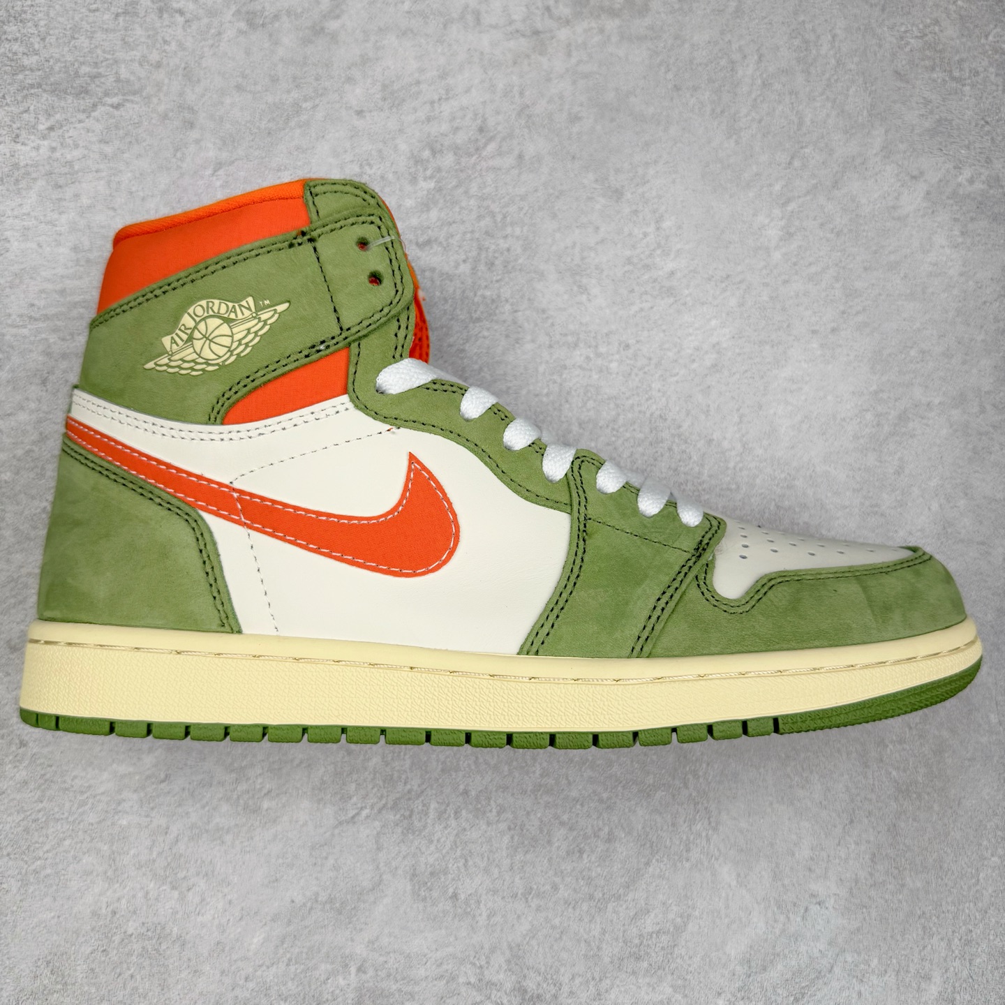 ＃TG特价福利 Air Jordan AJ1 High 高帮全系列 性价比批次 原盒原配 大厂出品 原厂楦头纸板数据开发 鞋型公整不松垮 采购头层皮料冲裁 高整洁度 上脚原汁原味的公司货既视感 原底独立模具 中底四线拉帮完美走线 原模大底咬花 实拍调校N版已经零色差零失真 百分百还原实物色彩所见即所得 不存在货不对板色差等低级问题 选购参考实物拍摄 不混卖不参货 只用心做好货严格选品 承诺混一赔十 尺码：36 36.5 37.5 38 38.5 39 40 40.5 41 42 42.5 43 44 44.5 45 46 47.5-选品中心