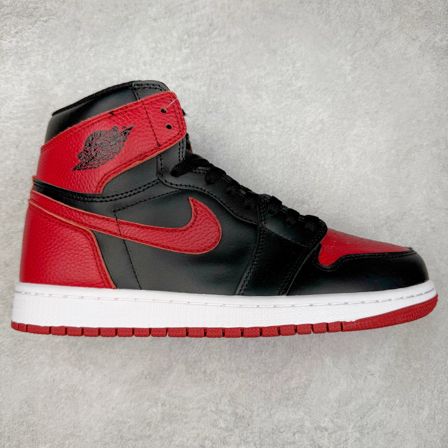 ＃TG特价福利 Air Jordan AJ1 High 高帮全系列 性价比批次 原盒原配 大厂出品 原厂楦头纸板数据开发 鞋型公整不松垮 采购头层皮料冲裁 高整洁度 上脚原汁原味的公司货既视感 原底独立模具 中底四线拉帮完美走线 原模大底咬花 实拍调校N版已经零色差零失真 百分百还原实物色彩所见即所得 不存在货不对板色差等低级问题 选购参考实物拍摄 不混卖不参货 只用心做好货严格选品 承诺混一赔十 尺码：36 36.5 37.5 38 38.5 39 40 40.5 41 42 42.5 43 44 44.5 45 46 47.5-选品中心
