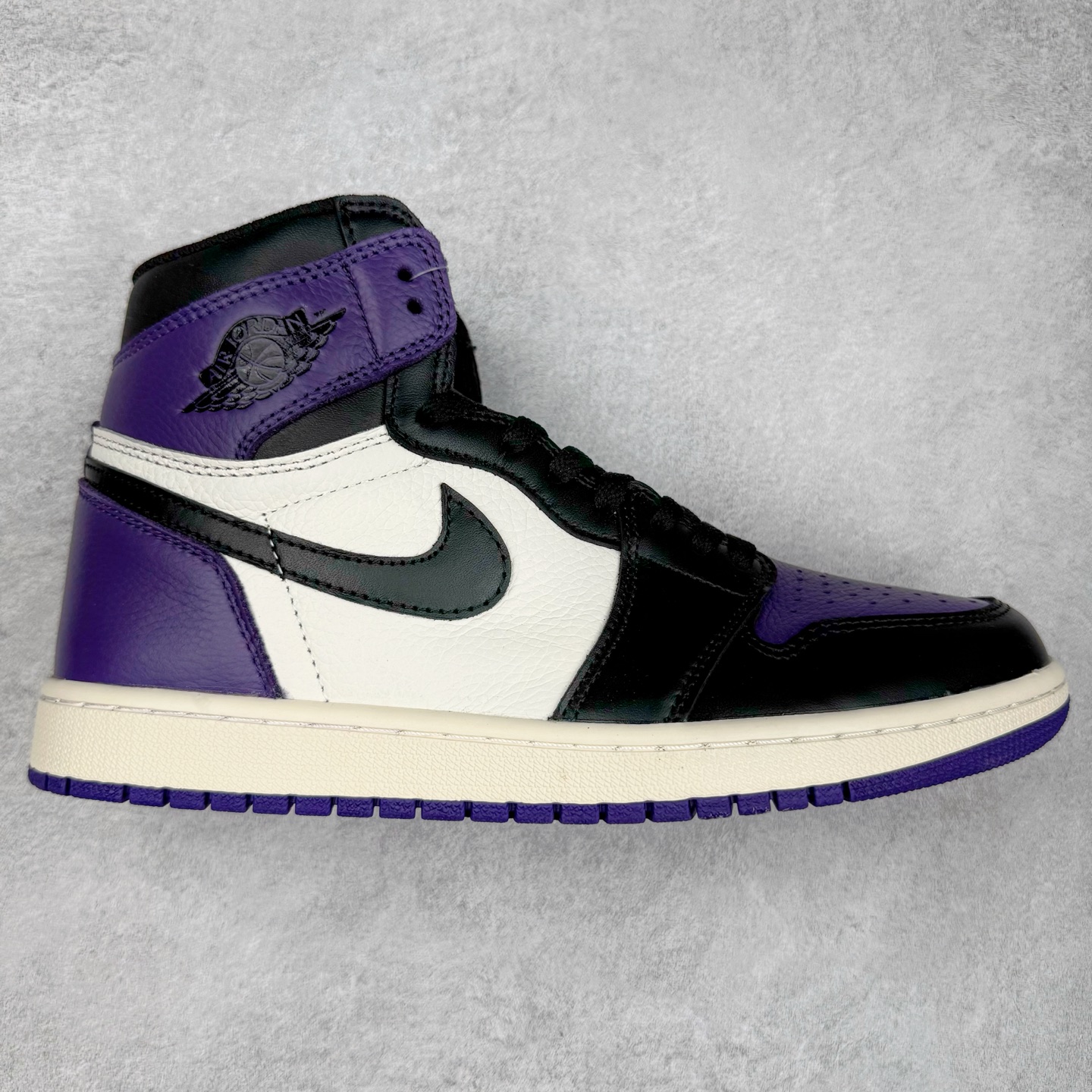 ＃TG特价福利 Air Jordan AJ1 High 高帮全系列 性价比批次 原盒原配 大厂出品 原厂楦头纸板数据开发 鞋型公整不松垮 采购头层皮料冲裁 高整洁度 上脚原汁原味的公司货既视感 原底独立模具 中底四线拉帮完美走线 原模大底咬花 实拍调校N版已经零色差零失真 百分百还原实物色彩所见即所得 不存在货不对板色差等低级问题 选购参考实物拍摄 不混卖不参货 只用心做好货严格选品 承诺混一赔十 尺码：36 36.5 37.5 38 38.5 39 40 40.5 41 42 42.5 43 44 44.5 45 46 47.5-选品中心