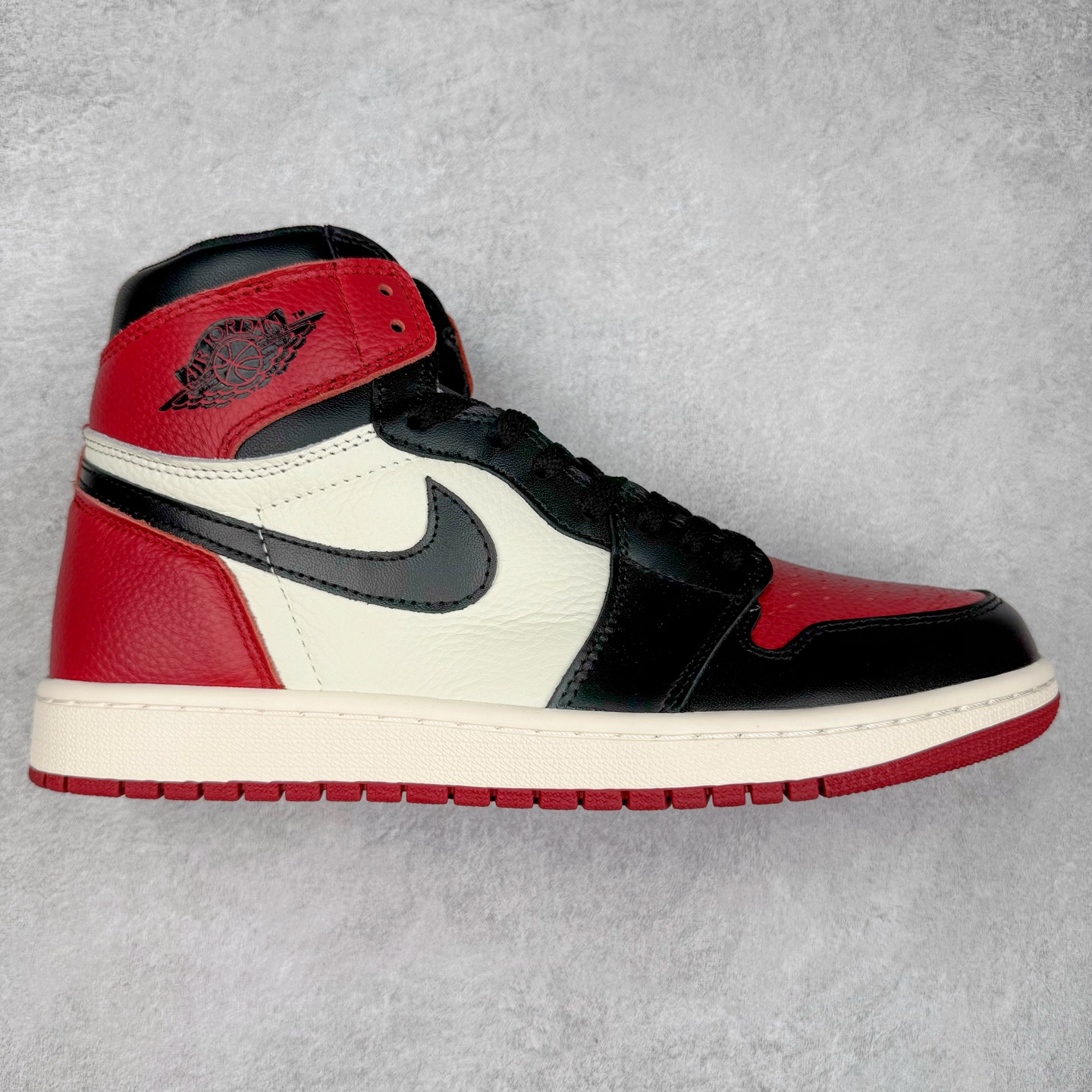 ＃TG特价福利 Air Jordan AJ1 High 高帮全系列 性价比批次 原盒原配 大厂出品 原厂楦头纸板数据开发 鞋型公整不松垮 采购头层皮料冲裁 高整洁度 上脚原汁原味的公司货既视感 原底独立模具 中底四线拉帮完美走线 原模大底咬花 实拍调校N版已经零色差零失真 百分百还原实物色彩所见即所得 不存在货不对板色差等低级问题 选购参考实物拍摄 不混卖不参货 只用心做好货严格选品 承诺混一赔十 尺码：36 36.5 37.5 38 38.5 39 40 40.5 41 42 42.5 43 44 44.5 45 46 47.5-选品中心