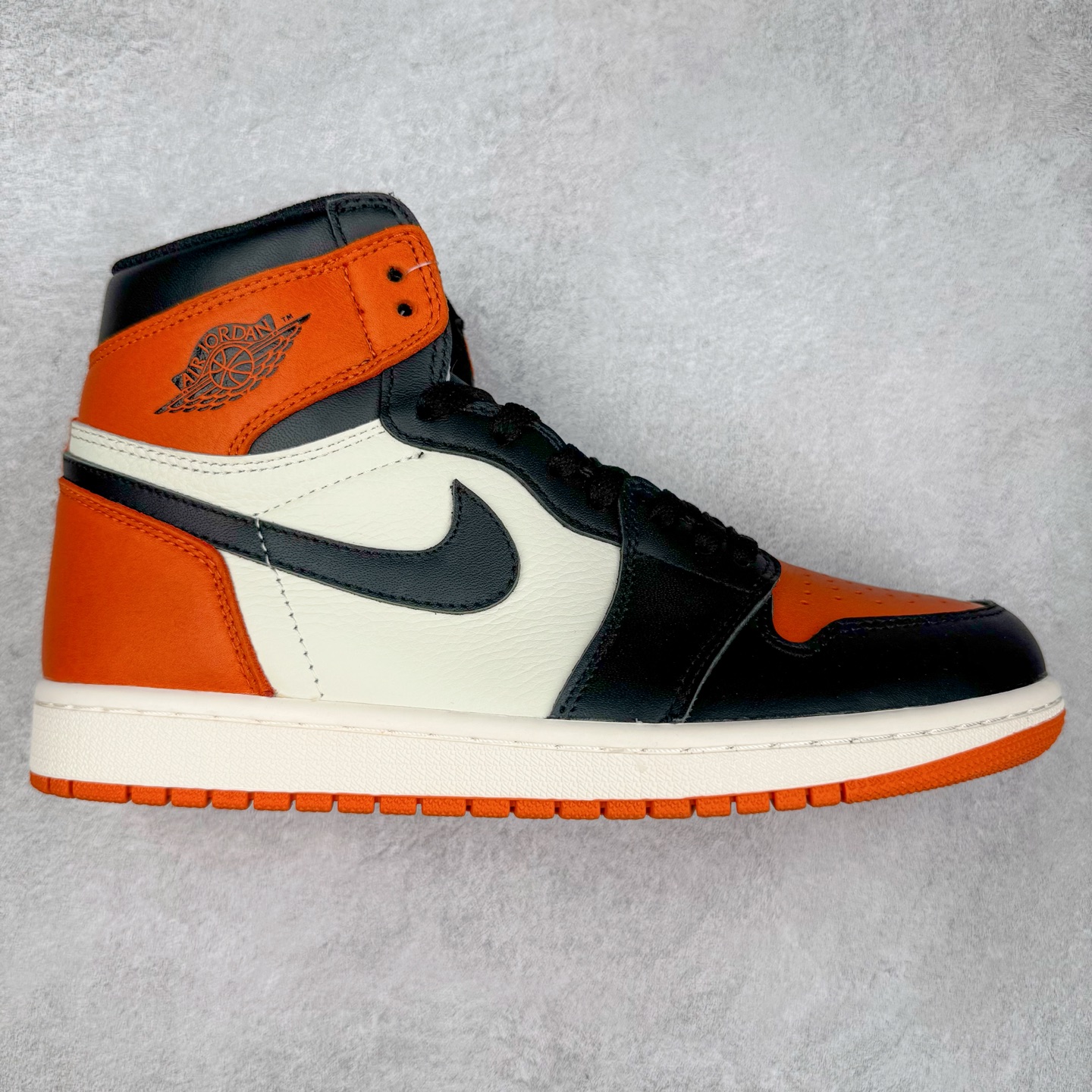 ＃TG特价福利 Air Jordan AJ1 High 高帮全系列 性价比批次 原盒原配 大厂出品 原厂楦头纸板数据开发 鞋型公整不松垮 采购头层皮料冲裁 高整洁度 上脚原汁原味的公司货既视感 原底独立模具 中底四线拉帮完美走线 原模大底咬花 实拍调校N版已经零色差零失真 百分百还原实物色彩所见即所得 不存在货不对板色差等低级问题 选购参考实物拍摄 不混卖不参货 只用心做好货严格选品 承诺混一赔十 尺码：36 36.5 37.5 38 38.5 39 40 40.5 41 42 42.5 43 44 44.5 45 46 47.5-选品中心