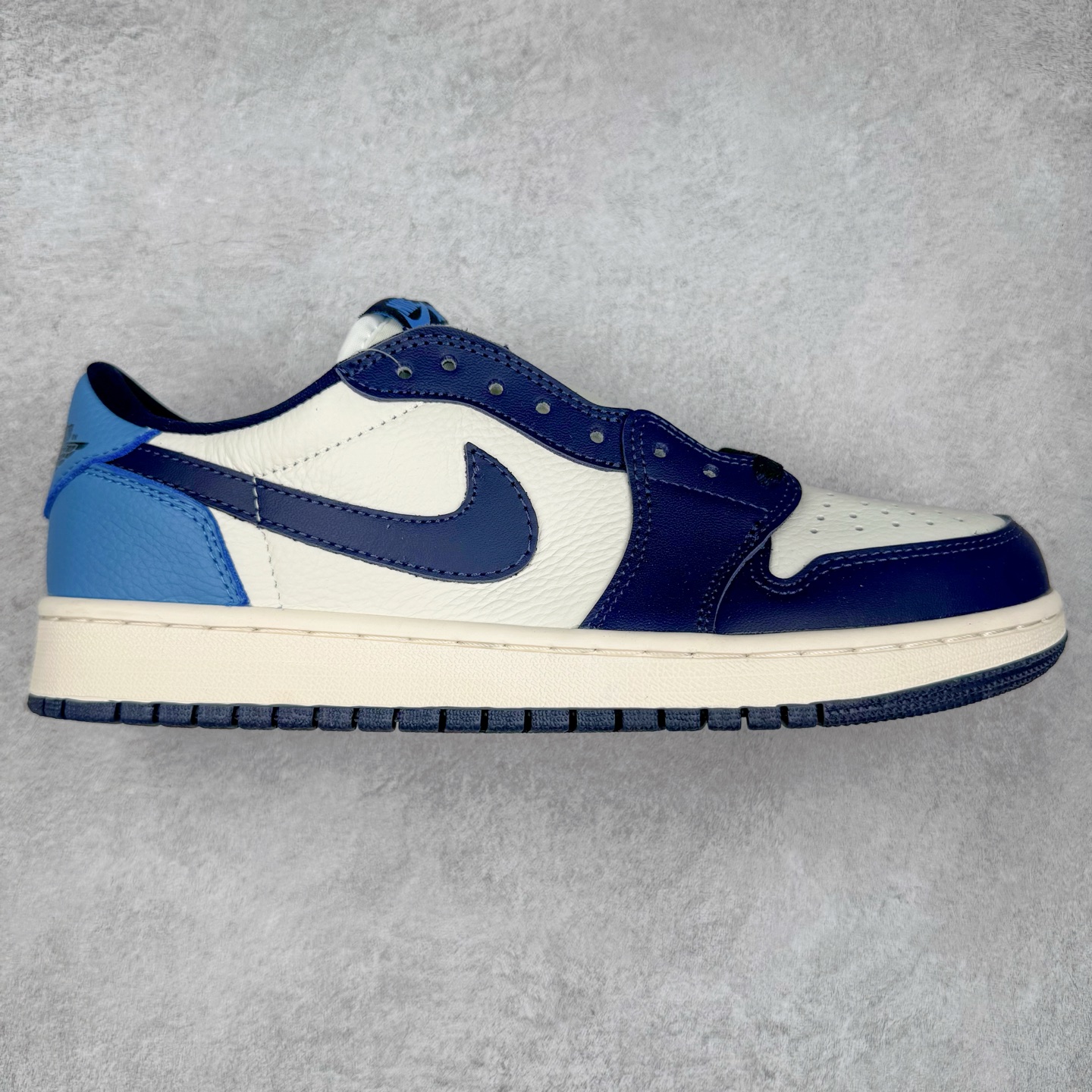 ＃TG特价福利 TS x Air Jordan AJ1 Low 倒钩低帮联名配色 性价比批次 原盒原配 大厂出品 原厂楦头纸板数据开发 鞋型公整不松垮 采购头层皮料冲裁 高整洁度 上脚原汁原味的公司货既视感 原底独立模具 中底四线拉帮完美走线 原模大底咬花 实拍调校N版已经零色差零失真 百分百还原实物色彩所见即所得 不存在货不对板色差等低级问题 选购参考实物拍摄 不混卖不参货 只用心做好货严格选品 承诺混一赔十 尺码：36 36.5 37.5 38 38.5 39 40 40.5 41 42 42.5 43 44 44.5 45 46 47.5-选品中心