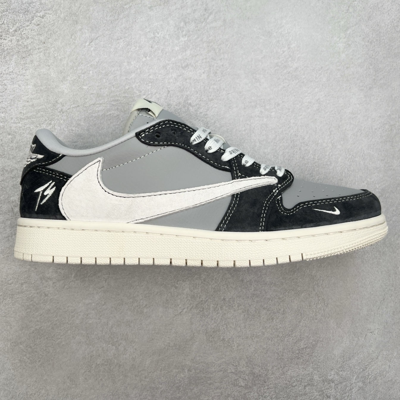 ＃福利特价 TS x Air Jordan AJ1 Low 倒钩低帮联名定制配色 原厂内置气垫魔块 A模大底 头层小牛皮 鞋舌AJ原厂专用牛津布+AJ专用反口珍珠布+原厂无杂质高弹内里海棉+特殊封边弹力鞋带 实拍调校N版已经零色差零失真 百分百还原实物色彩所见即所得 不存在货不对板色差等低级问题 选购参考实物拍摄 不混卖不参货 只用心做好货严格选品 承诺混一赔十 尺码：36 36.5 37.5 38 38.5 39 40 40.5 41 42 42.5 43 44 44.5 45-选品中心