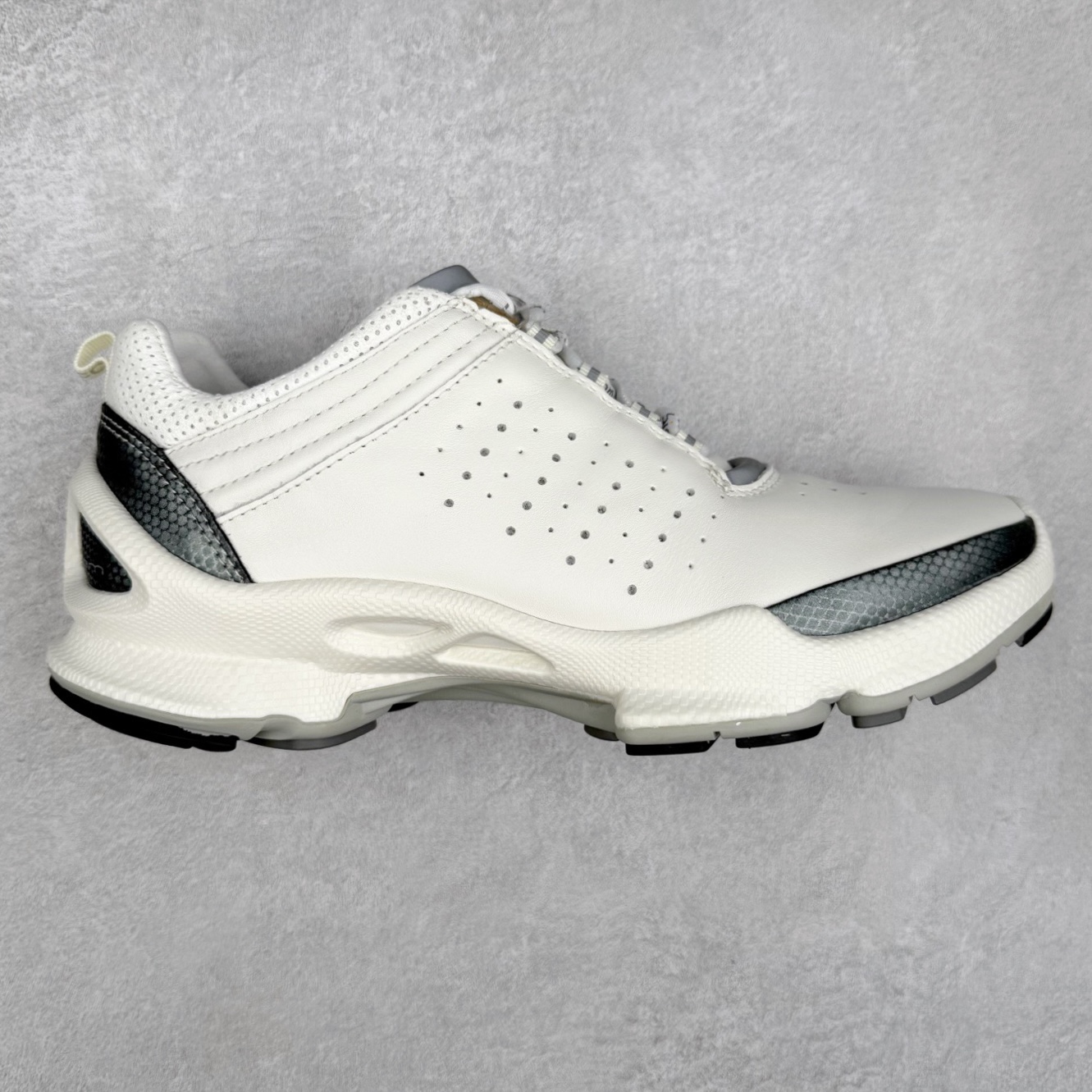 ECCO爱步老爹鞋男士夏季新款 飞织网面百搭潮流户外运动鞋 健步BIOM系列新款 全新的轻量发泡底材与直接注塑橡胶大底相结合 柔软舒适，轻量回弹，脚感更轻盈 鞋面采用GORE-TEX飞织网面与牛皮相结合 给你贴心透气呵护 自然律动科技 符合人体工学鞋楦 贴近足部天然形态 橡胶大底，抓地力强，具有良好的耐磨性 轻盈自如 适跑畅练 尺码：38 39 40 41 42 43 44 （皮鞋码）-选品中心