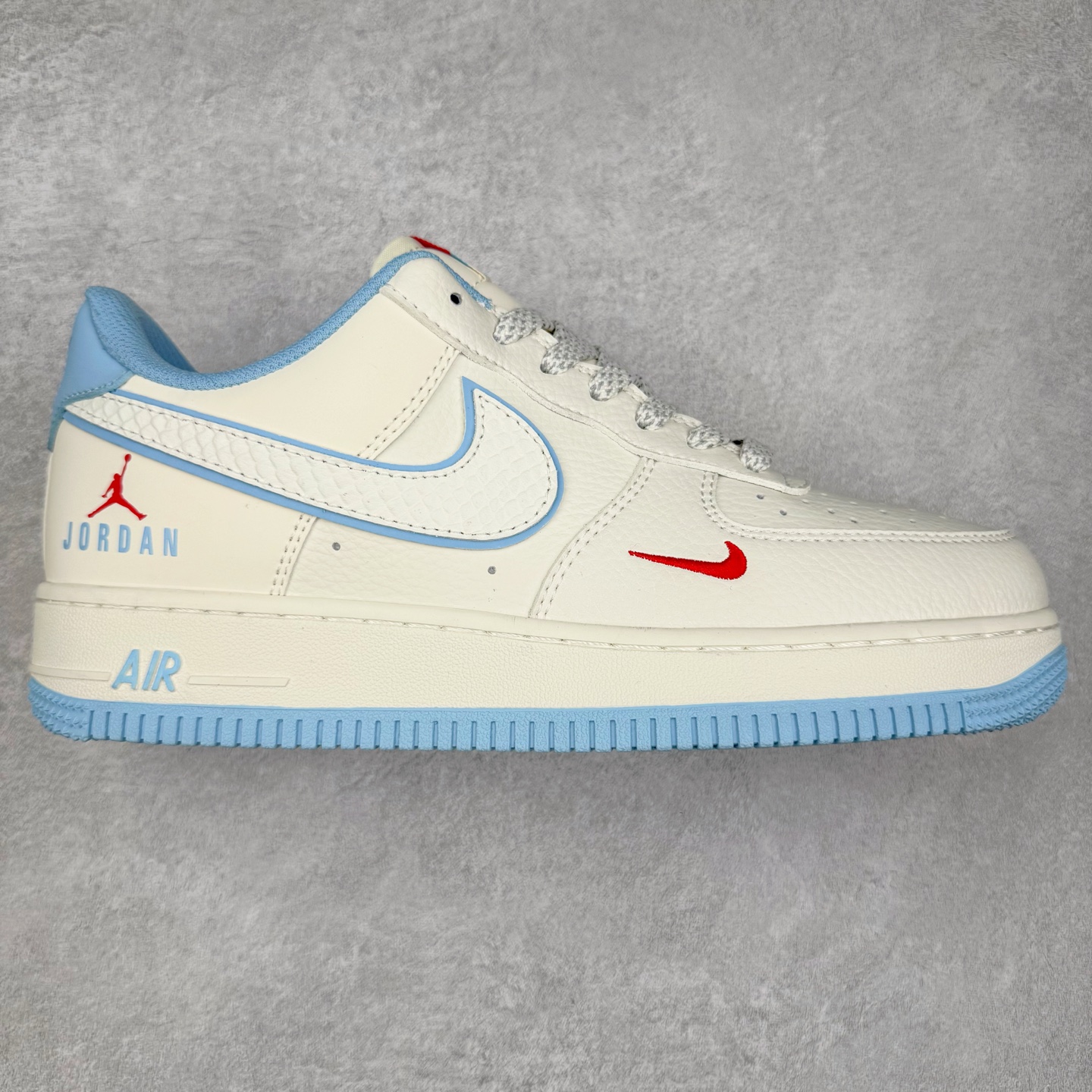 NK Air Force 1´07 Low 空军一号低帮百搭休闲运动板鞋 CS5288-029 柔软、弹性十足的缓震性能和出色的中底设计 横跨复古与现代的外型结合 造就出风靡全球 三十多年的Force 1 直到今天还深受青睐 实拍调校N版已经零色差零失真 百分百还原实物色彩所见即所得 不存在货不对板色差等低级问题 选购参考实物拍摄 不混卖不参货 只用心做好货严格选品 承诺混一赔十 尺码：36 36.5 37.5 38 38.5 39 40 40.5 41 42 42.5 43 44 44.5 45-选品中心