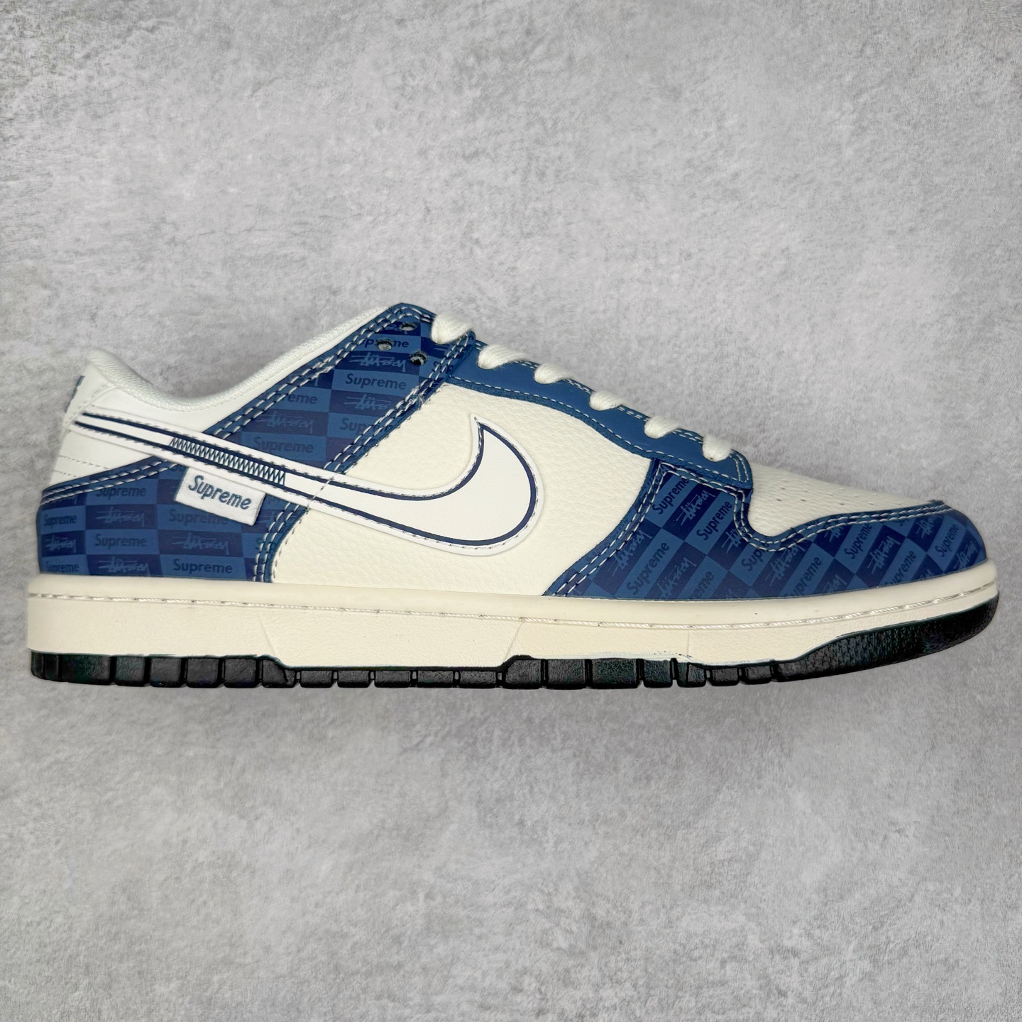 NK Dunk Low 定制配色 FC1688-228 大厂出品 极力推荐 原装头层材料 独家版型蒸餾加工帶來的是更好的视觉和脚感体验大厂纯原品质出货 清洁度 电绣工艺 皮料切割干净无任何毛边 细节完美 实拍调校N版已经零色差零失真 百分百还原实物色彩所见即所得 不存在货不对板色差等低级问题 选购参考实物拍摄 不混卖不参货 只用心做好货严格选品 承诺混一赔十 尺码：36 36.5 37.5 38 38.5 39 40 40.5 41 42 42.5 43 44 44.5 45-选品中心