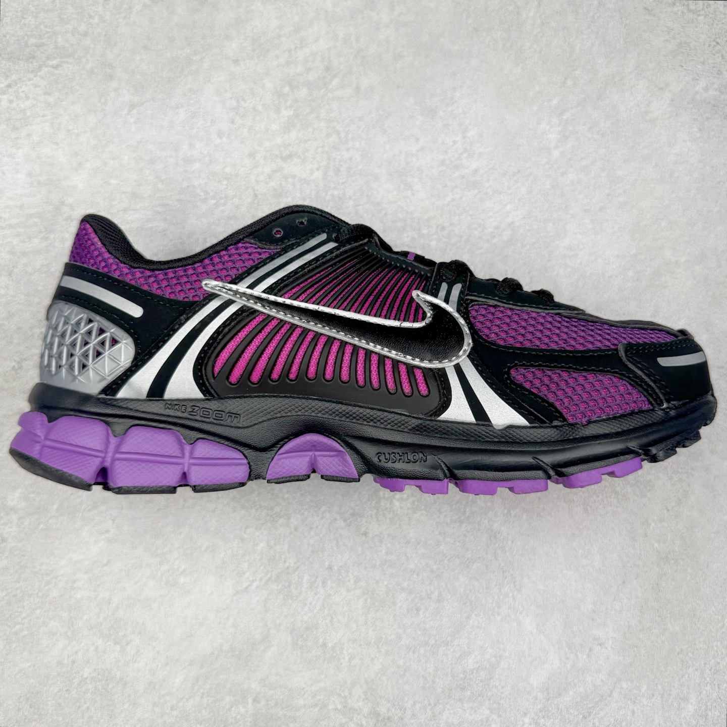 NK Zoom Vomero 5 经典复古潮流运动鞋 融蕴繁复设计风范和丰富层次感 缔造运动鞋佳选 助你轻松型出范 开辟独属于自己的路 鞋款采用多层设计 融入织物与合成材质 塑就本季出众鞋款 合成材质与织物组合鞋面 经久耐穿 后跟网眼拼接和透气孔设计 轻盈透气Zoom Air缓震配置提供出色回弹缓震性能 实现快速离地的出众脚感 巧糅科技感和低调设计 为鞋款注入反光细节 令你迈步间尽显闪耀魅力 结合中性色调 让你驾驭不同穿搭 打造非凡造型 尺码：36 36.5 37.5 38 38.5 39 40 40.5 41 42 42.5 43 44 44.5 45-选品中心