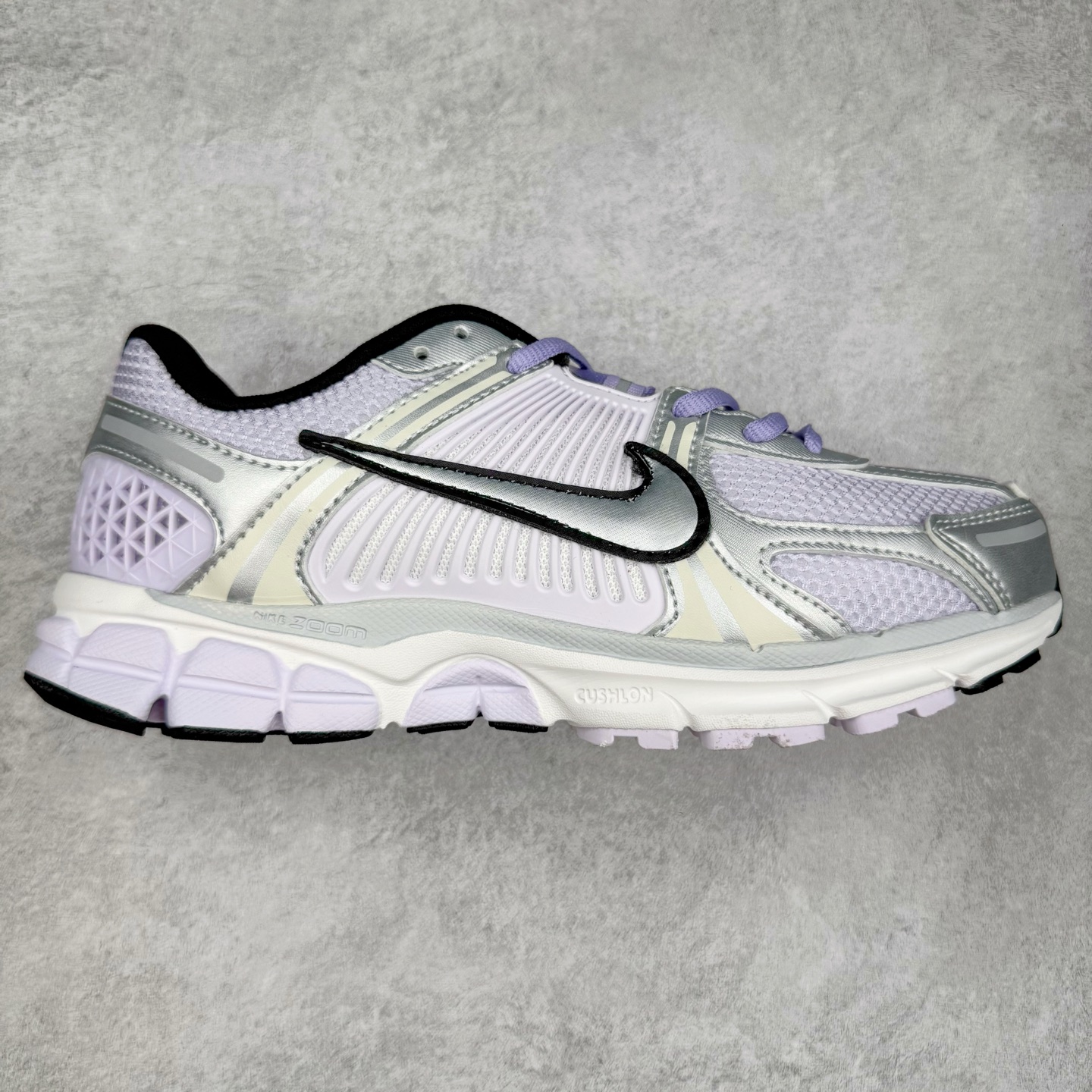 NK Zoom Vomero 5 经典复古潮流运动鞋 融蕴繁复设计风范和丰富层次感 缔造运动鞋佳选 助你轻松型出范 开辟独属于自己的路 鞋款采用多层设计 融入织物与合成材质 塑就本季出众鞋款 合成材质与织物组合鞋面 经久耐穿 后跟网眼拼接和透气孔设计 轻盈透气Zoom Air缓震配置提供出色回弹缓震性能 实现快速离地的出众脚感 巧糅科技感和低调设计 为鞋款注入反光细节 令你迈步间尽显闪耀魅力 结合中性色调 让你驾驭不同穿搭 打造非凡造型 尺码：36 36.5 37.5 38 38.5 39 40 40.5 41 42 42.5 43 44 44.5 45-选品中心