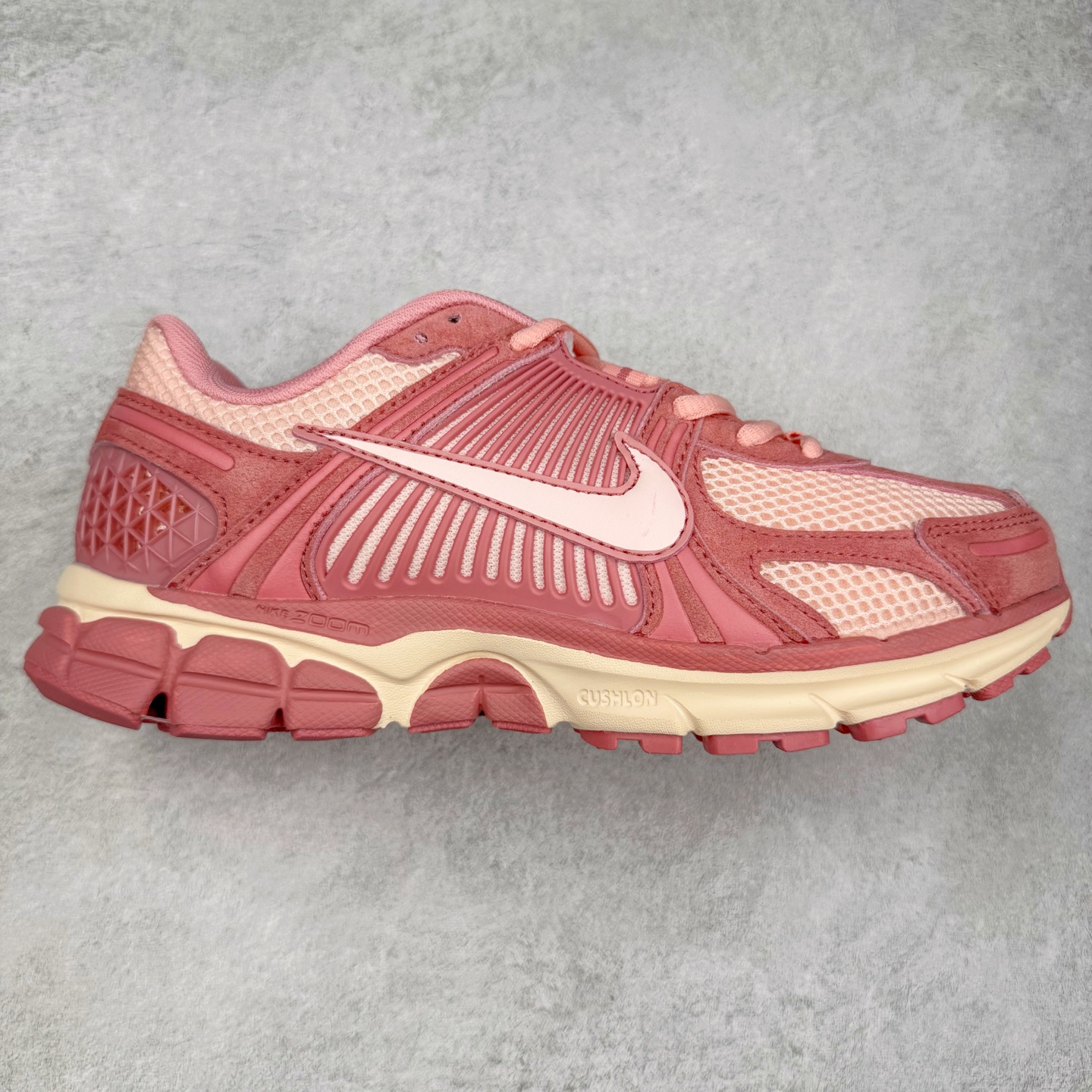 NK Zoom Vomero 5 经典复古潮流运动鞋 融蕴繁复设计风范和丰富层次感 缔造运动鞋佳选 助你轻松型出范 开辟独属于自己的路 鞋款采用多层设计 融入织物与合成材质 塑就本季出众鞋款 合成材质与织物组合鞋面 经久耐穿 后跟网眼拼接和透气孔设计 轻盈透气Zoom Air缓震配置提供出色回弹缓震性能 实现快速离地的出众脚感 巧糅科技感和低调设计 为鞋款注入反光细节 令你迈步间尽显闪耀魅力 结合中性色调 让你驾驭不同穿搭 打造非凡造型 尺码：36 36.5 37.5 38 38.5 39 40 40.5 41 42 42.5 43 44 44.5 45-选品中心