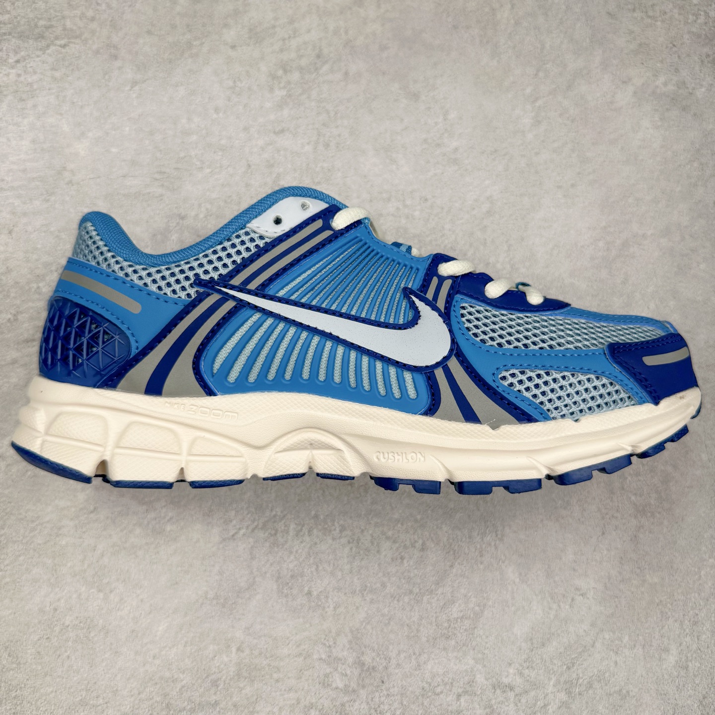 NK Zoom Vomero 5 经典复古潮流运动鞋 融蕴繁复设计风范和丰富层次感 缔造运动鞋佳选 助你轻松型出范 开辟独属于自己的路 鞋款采用多层设计 融入织物与合成材质 塑就本季出众鞋款 合成材质与织物组合鞋面 经久耐穿 后跟网眼拼接和透气孔设计 轻盈透气Zoom Air缓震配置提供出色回弹缓震性能 实现快速离地的出众脚感 巧糅科技感和低调设计 为鞋款注入反光细节 令你迈步间尽显闪耀魅力 结合中性色调 让你驾驭不同穿搭 打造非凡造型 尺码：36 36.5 37.5 38 38.5 39 40 40.5 41 42 42.5 43 44 44.5 45-选品中心