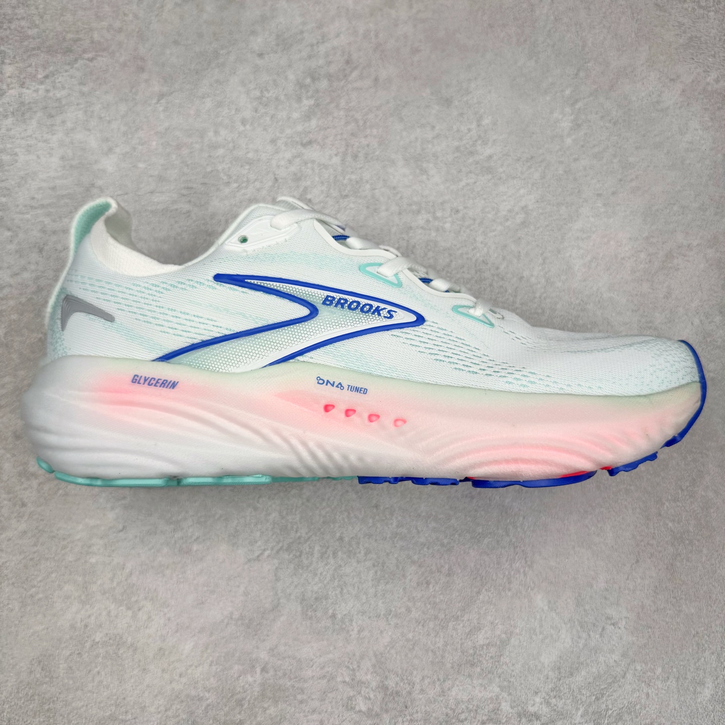 Brooks Glycerin GTS 22 布鲁克斯舒适百搭宽版防滑耐磨 低帮 休闲马拉松长跑跑步鞋 Brooks 四大跑鞋之一 百年品牌 跑鞋从外形上基本就能判断这是一款速度跑鞋 简洁干练的外形结构和极强的运动流线型看着非常有速度感 上脚的第一感觉是非常轻 美码9码的鞋单只206g不到 从个人偏好来说 200g左右的竞速鞋最具安全感 鞋面采用单层网布 很薄 前掌使用了大量开放式网眼 排气直接快速 透气性上乘 鞋舌也是轻量化设计 仅为一层麂皮 和脚背完美贴合 鞋舌中央有个防偏穿孔 从实际穿着来看 通常鞋舌都是外偏 如果是防偏穿孔位于中心 防偏效果其实并不十分有效 如果采用趋外侧的偏心设计更有效 鞋帮泡棉填充量不大 但非常紧凑 贴合舒适 包裹稳固 内置硬质TPU保证必要的稳定性 跑鞋中底采用的是DNA FLASH科技材料 DNA FLASH中底科技 是Brooks第一款将氮气注入中底的创新科技 主要原理是借助“超临界流体”发泡技术 将液态氮稳定的转化为气态氮 并使其均匀地形成无数紧密贴合的密闭式气囊结构 尺码：36 36.5 37.5 38 38.5 39 40 40.5 41 42 42.5 43 44 44.5 45 46-选品中心